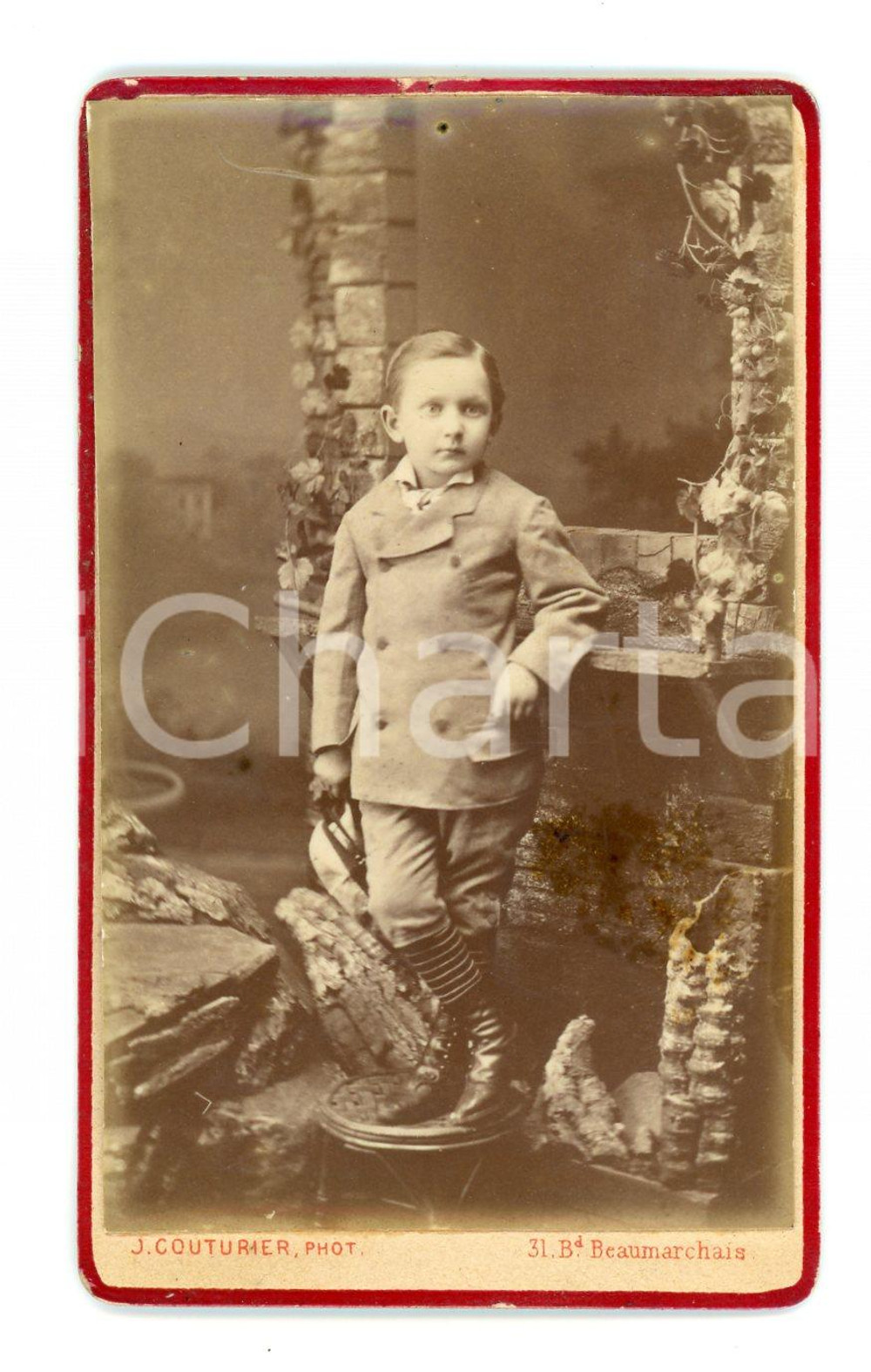 1890 ca PARIS Ritratto di un bambino - Foto J. COUTURIER - CDV  Fotografia originale d'epoca, montata su cartoncino rigido.FOTOGRAFO: J. Coutierer - Paris VERY POOR/gravemente danneggiato Crepe diffuse sulla fotografia, forellino al margine superiore, piccole abrasioni ai margini Formato: 6x10 cm originale e autentica 1
