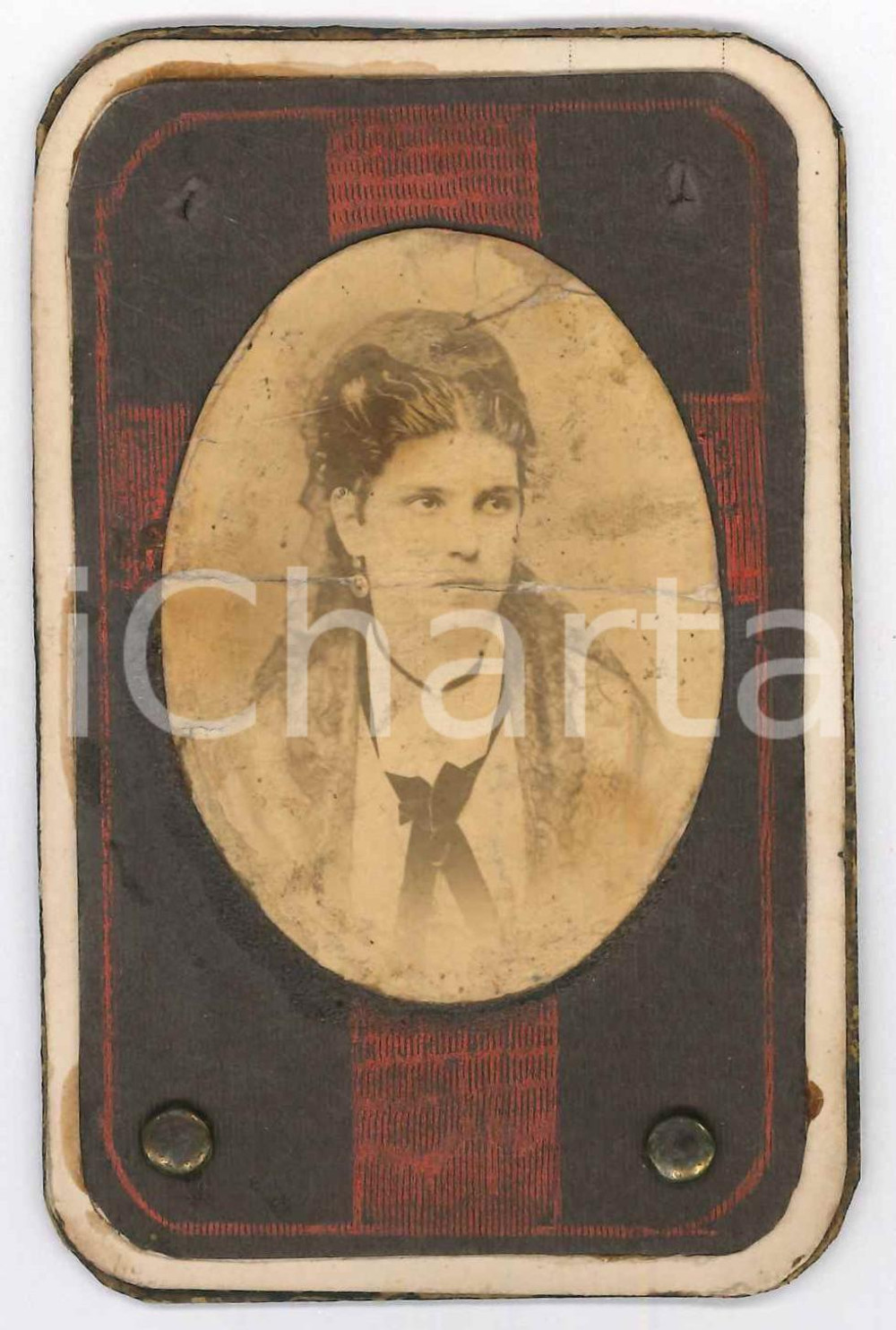 1910 ITALIA In perenne ricordo della mamma - Santino per lutto 7x11 cm  Fotografia originale d'epoca, montata su cartoncino rigido. FAIR/discreto Residui di colla al recto, abrasioni al verso Formato: 7x11 cm originale e autentica 1