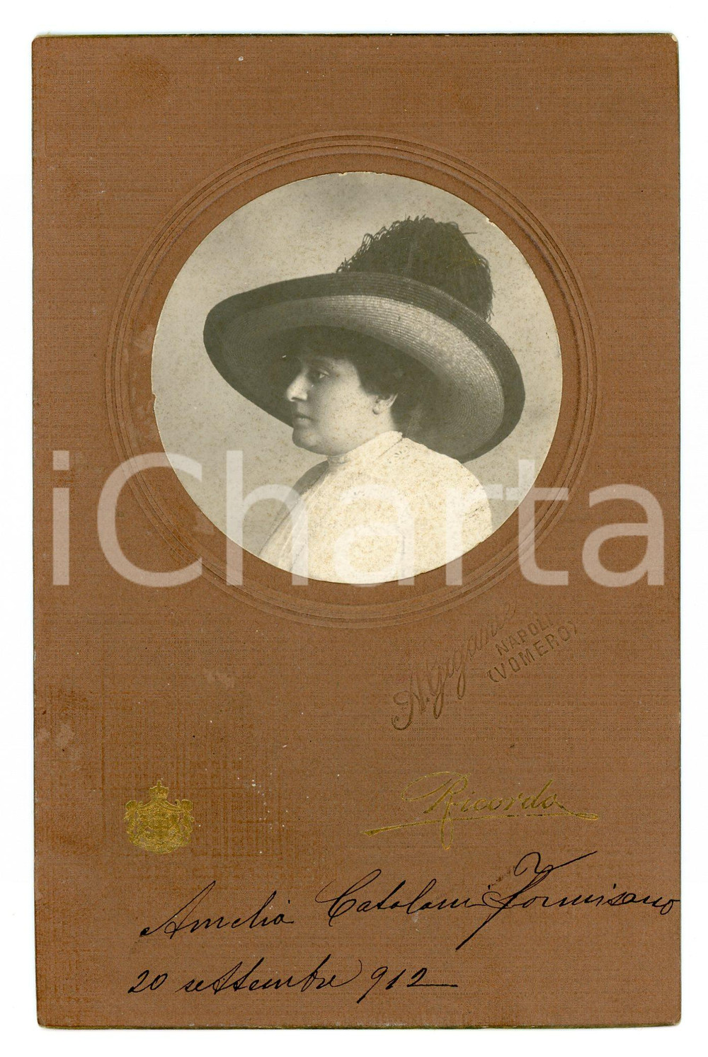 1912 VOMERO - NAPOLI Ritratto di Amelia CATALANI FORMISANO Foto A. GIGANTE  Fotografia originale d'epoca, montata su cartoncino rigido.FOTOGRAFO: A. Gigante - Napoli (Vomero) FAIR/discreto Lievi bruniture al verso, macchioline bianche al recto Formato: 10x16 cm originale e autentica 1