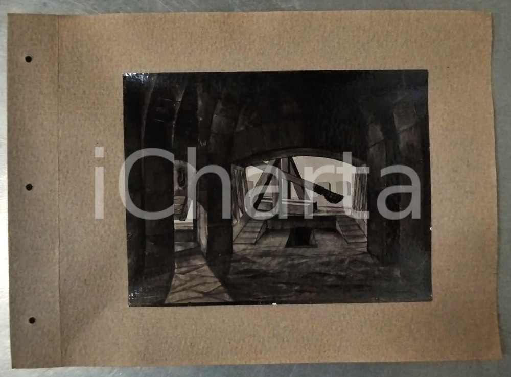 1938 ROMA - TEATRO Francesca da Rimini - Scenografia di Oliviero OLIVIERI Foto 1 Fotografia d'epoca, montata su cartoncino morbido.La fotografia al bozzetto è stata realizzata in occasione dell'inaugurazione ufficiale dell'anno teatrale 1938-1939 del Teatro Argentina di Roma. FAIR/discreto Ondulature alle pagine, fori da classificatore al margine sinistro Formato: 23x17 cm (foto) / 33x24 cm (cartoncino) originale e autentica 1