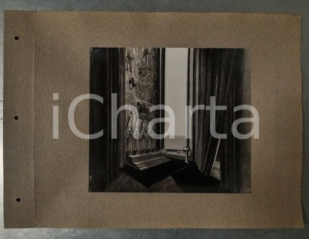 1938 ROMA - TEATRO Francesca da Rimini - Scenografia di Oliviero OLIVIERI Foto 2 Fotografia d'epoca, montata su cartoncino morbido.La fotografia al bozzetto è stata realizzata in occasione dell'inaugurazione ufficiale dell'anno teatrale 1938-1939 del Teatro Argentina di Roma. FAIR/discreto Ondulature alle pagine, fori da classificatore al margine sinistro Formato: 23x17 cm (foto) / 33x24 cm (cartoncino) originale e autentica 1