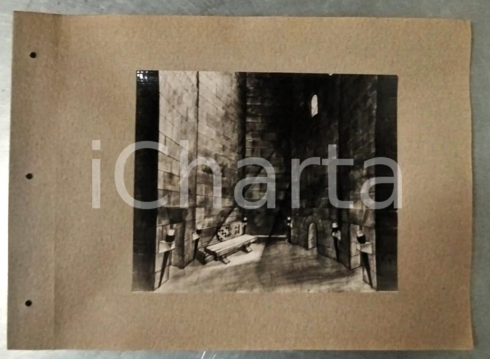 1938 ROMA - TEATRO Francesca da Rimini - Scenografia di Oliviero OLIVIERI Foto 3 Fotografia d'epoca, montata su cartoncino morbido.La fotografia al bozzetto è stata realizzata in occasione dell'inaugurazione ufficiale dell'anno teatrale 1938-1939 del Teatro Argentina di Roma. FAIR/discreto Ondulature alle pagine, fori da classificatore al margine sinistro Formato: 23x17 cm (foto) / 33x24 cm (cartoncino) originale e autentica 1