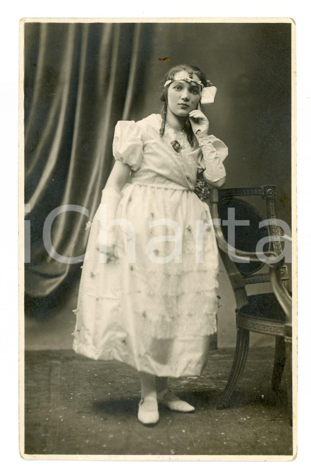 1920 ca MILANO Ragazza nel giorno della Cresima - Foto I. CARDANO - 8x13 cm Fotografia d'epoca su cartolina. FOTOGRAFO: Foto I. Cardano - Milano FAIR/discreto Lievi smussature agli angoli, macchie al verso,  piccola piega al margine inferiore Formato: 8x13 cm originale e autentica 1
