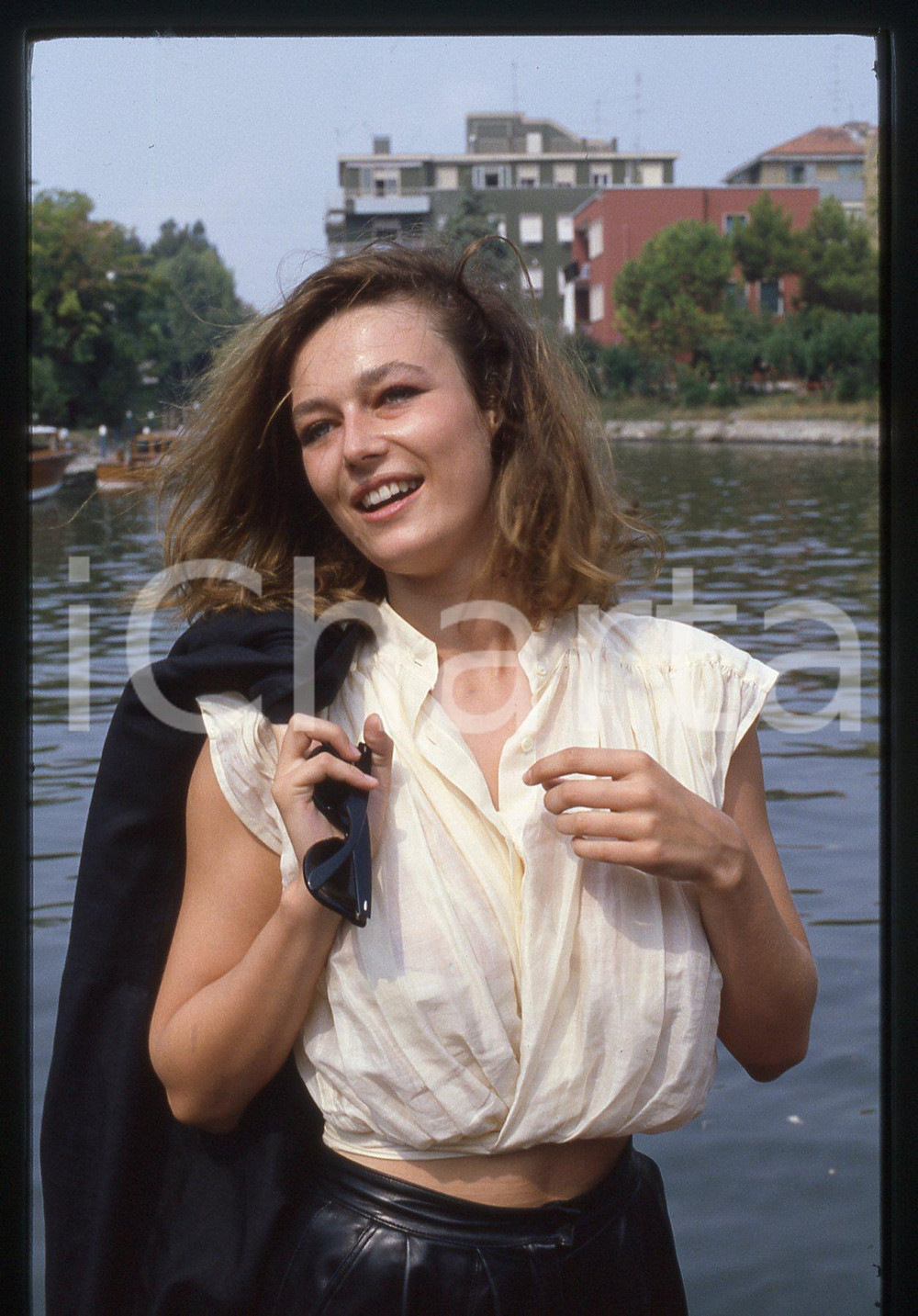 35mm vintage slide* 1985 VENEZIA Mostra del cinema Patricia BARZYK (1)  CONDIZIONI: GOOD Tutti i diritti riservati.E' severamente vietata la riproduzione.  ICharta mette in vendita, sul negozio eBay e in esclusiva sul sito "icharta" il proprio archivio composto da numerose diapositive e negativi fotografici d'epoca, tutti originali e autentici, che attraversano la storia del costume italiano tra gli la fine degli anni Sessanta e Novanta.Si tratta di uno sguardo inedito sull'attualit&agrave;, la politica, la vita quotidiana, il gossip e la cultura, che fotografa il cambiamento della nazione in quest'ultimo scorcio del XX secolo. Un'occasione unica per il mercato del collezionismo, che vede finalmente disponibile un archivio eccezionale per vastit&agrave;, tematiche e condizioni, in un settore (il negativo fotografico e la diapositiva) di assoluta novit&agrave; e dalle interessanti prospettive di investimento.     originale e autentica 1