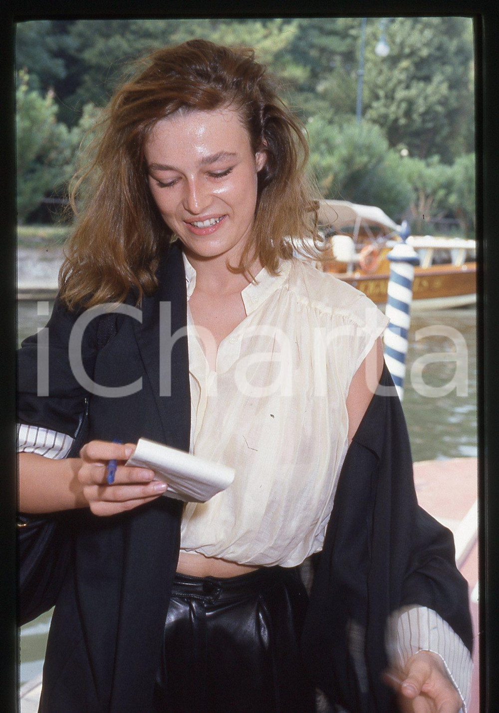 35mm vintage slide* 1985 VENEZIA Mostra del cinema Patricia BARZYK (5)  CONDIZIONI: GOOD Tutti i diritti riservati.E' severamente vietata la riproduzione.  ICharta mette in vendita, sul negozio eBay e in esclusiva sul sito "icharta" il proprio archivio composto da numerose diapositive e negativi fotografici d'epoca, tutti originali e autentici, che attraversano la storia del costume italiano tra gli la fine degli anni Sessanta e Novanta.Si tratta di uno sguardo inedito sull'attualit&agrave;, la politica, la vita quotidiana, il gossip e la cultura, che fotografa il cambiamento della nazione in quest'ultimo scorcio del XX secolo. Un'occasione unica per il mercato del collezionismo, che vede finalmente disponibile un archivio eccezionale per vastit&agrave;, tematiche e condizioni, in un settore (il negativo fotografico e la diapositiva) di assoluta novit&agrave; e dalle interessanti prospettive di investimento.     originale e autentica 1