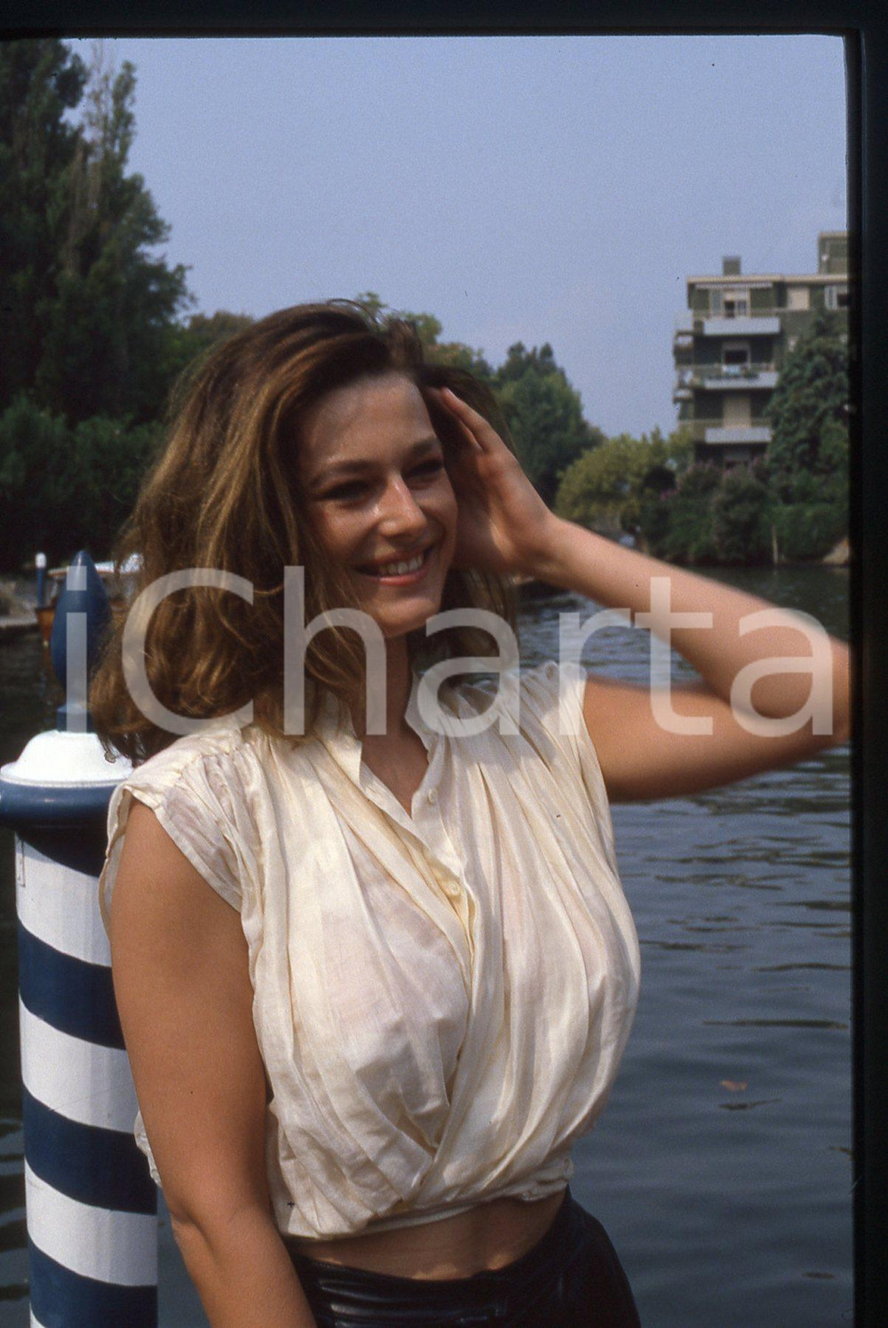 35mm vintage slide* 1985 VENEZIA Mostra del cinema Patricia BARZYK (4)  CONDIZIONI: GOOD Tutti i diritti riservati.E' severamente vietata la riproduzione.  ICharta mette in vendita, sul negozio eBay e in esclusiva sul sito "icharta" il proprio archivio composto da numerose diapositive e negativi fotografici d'epoca, tutti originali e autentici, che attraversano la storia del costume italiano tra gli la fine degli anni Sessanta e Novanta.Si tratta di uno sguardo inedito sull'attualit&agrave;, la politica, la vita quotidiana, il gossip e la cultura, che fotografa il cambiamento della nazione in quest'ultimo scorcio del XX secolo. Un'occasione unica per il mercato del collezionismo, che vede finalmente disponibile un archivio eccezionale per vastit&agrave;, tematiche e condizioni, in un settore (il negativo fotografico e la diapositiva) di assoluta novit&agrave; e dalle interessanti prospettive di investimento.     originale e autentica 1