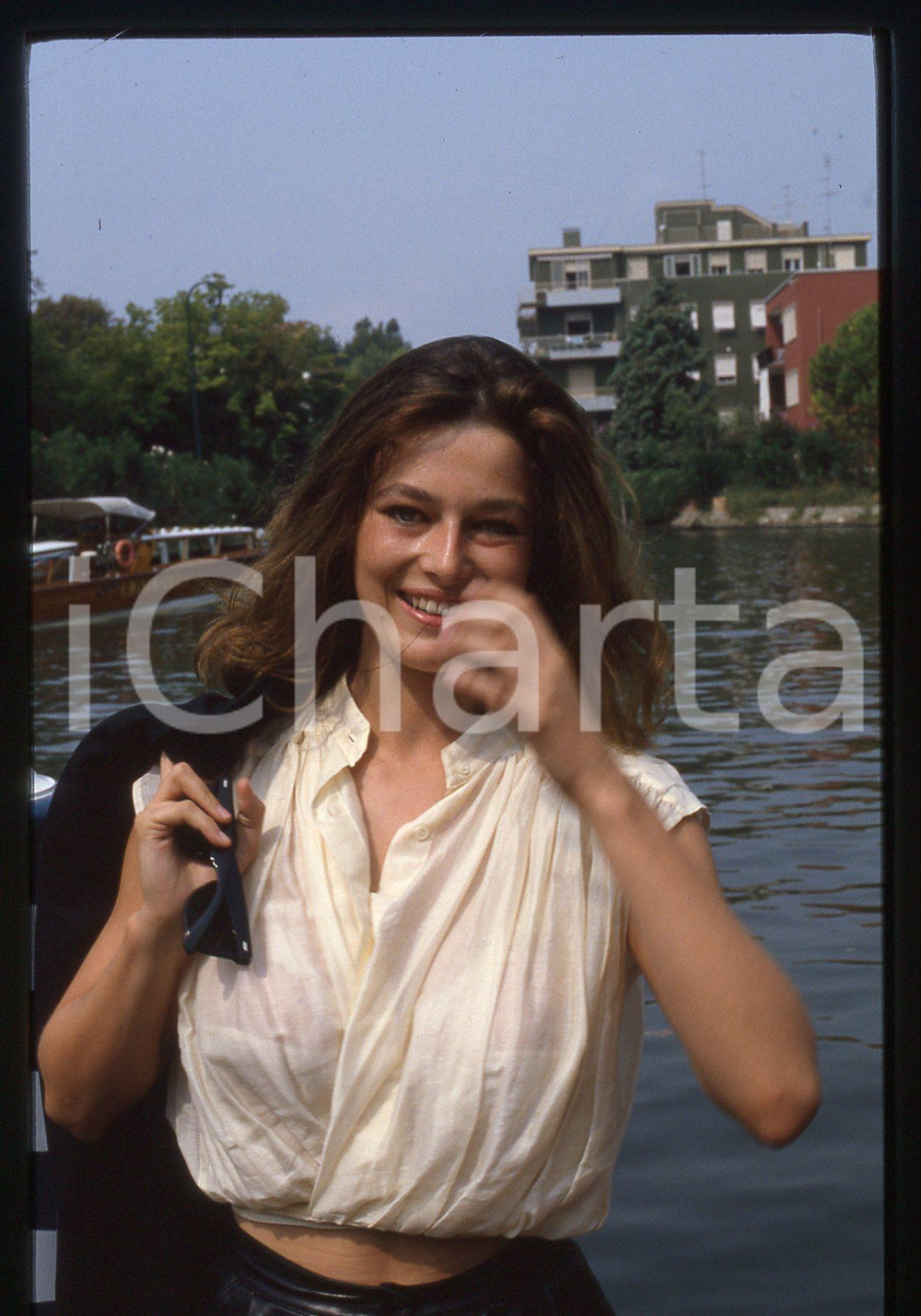 35mm vintage slide* 1985 VENEZIA Mostra del cinema Patricia BARZYK (6)  CONDIZIONI: GOOD Tutti i diritti riservati.E' severamente vietata la riproduzione.  ICharta mette in vendita, sul negozio eBay e in esclusiva sul sito "icharta" il proprio archivio composto da numerose diapositive e negativi fotografici d'epoca, tutti originali e autentici, che attraversano la storia del costume italiano tra gli la fine degli anni Sessanta e Novanta.Si tratta di uno sguardo inedito sull'attualit&agrave;, la politica, la vita quotidiana, il gossip e la cultura, che fotografa il cambiamento della nazione in quest'ultimo scorcio del XX secolo. Un'occasione unica per il mercato del collezionismo, che vede finalmente disponibile un archivio eccezionale per vastit&agrave;, tematiche e condizioni, in un settore (il negativo fotografico e la diapositiva) di assoluta novit&agrave; e dalle interessanti prospettive di investimento.     originale e autentica 1