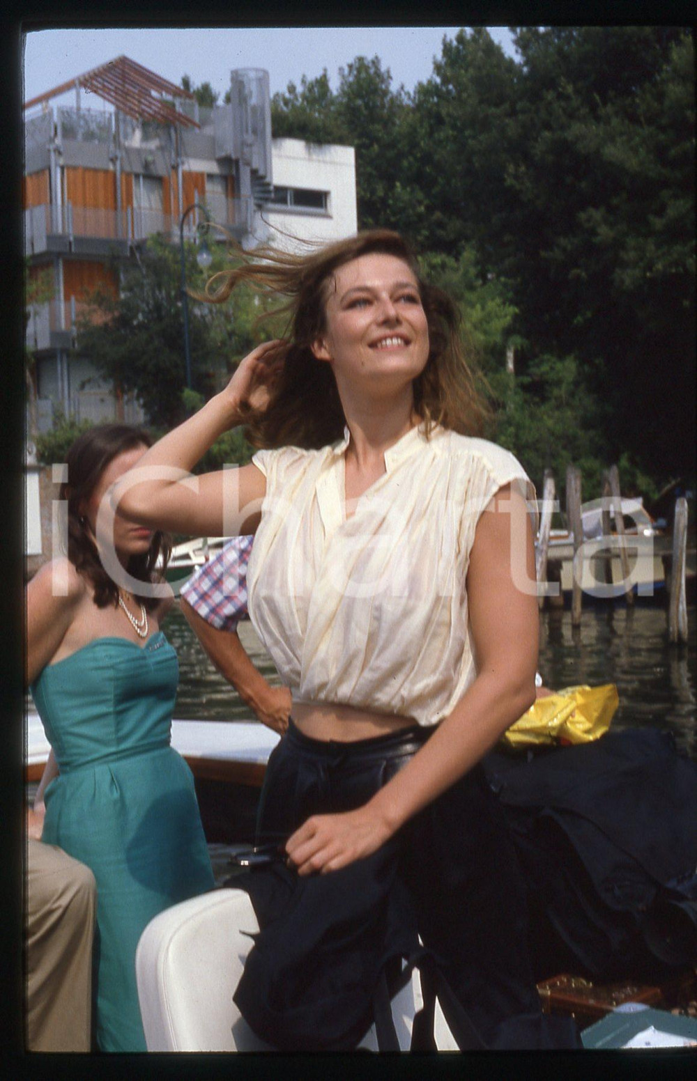35mm vintage slide* 1985 VENEZIA Mostra del cinema Patricia BARZYK (12)  CONDIZIONI: GOOD Tutti i diritti riservati.E' severamente vietata la riproduzione.  ICharta mette in vendita, sul negozio eBay e in esclusiva sul sito "icharta" il proprio archivio composto da numerose diapositive e negativi fotografici d'epoca, tutti originali e autentici, che attraversano la storia del costume italiano tra gli la fine degli anni Sessanta e Novanta.Si tratta di uno sguardo inedito sull'attualit&agrave;, la politica, la vita quotidiana, il gossip e la cultura, che fotografa il cambiamento della nazione in quest'ultimo scorcio del XX secolo. Un'occasione unica per il mercato del collezionismo, che vede finalmente disponibile un archivio eccezionale per vastit&agrave;, tematiche e condizioni, in un settore (il negativo fotografico e la diapositiva) di assoluta novit&agrave; e dalle interessanti prospettive di investimento.     originale e autentica 1