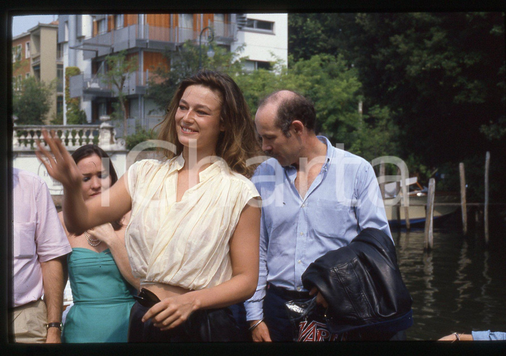 35mm vintage slide* 1985 VENEZIA Mostra del cinema Patricia BARZYK (9)  CONDIZIONI: GOOD Tutti i diritti riservati.E' severamente vietata la riproduzione.  ICharta mette in vendita, sul negozio eBay e in esclusiva sul sito "icharta" il proprio archivio composto da numerose diapositive e negativi fotografici d'epoca, tutti originali e autentici, che attraversano la storia del costume italiano tra gli la fine degli anni Sessanta e Novanta.Si tratta di uno sguardo inedito sull'attualit&agrave;, la politica, la vita quotidiana, il gossip e la cultura, che fotografa il cambiamento della nazione in quest'ultimo scorcio del XX secolo. Un'occasione unica per il mercato del collezionismo, che vede finalmente disponibile un archivio eccezionale per vastit&agrave;, tematiche e condizioni, in un settore (il negativo fotografico e la diapositiva) di assoluta novit&agrave; e dalle interessanti prospettive di investimento.     originale e autentica 1