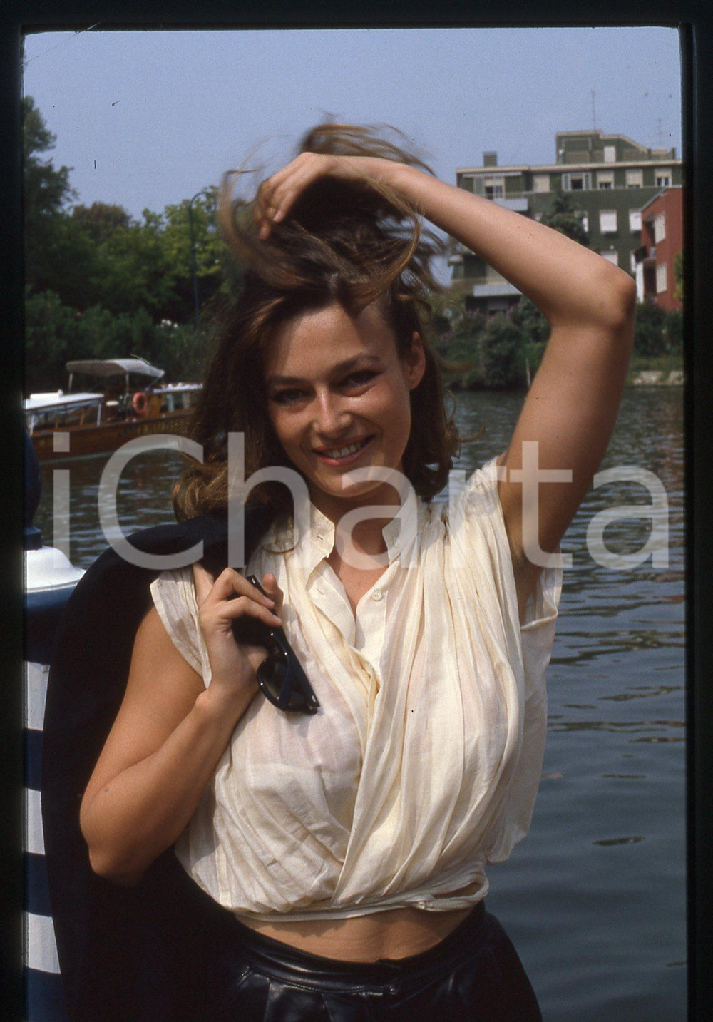 35mm vintage slide* 1985 VENEZIA Mostra del cinema Patricia BARZYK (15)  CONDIZIONI: GOOD Tutti i diritti riservati.E' severamente vietata la riproduzione.  ICharta mette in vendita, sul negozio eBay e in esclusiva sul sito "icharta" il proprio archivio composto da numerose diapositive e negativi fotografici d'epoca, tutti originali e autentici, che attraversano la storia del costume italiano tra gli la fine degli anni Sessanta e Novanta.Si tratta di uno sguardo inedito sull'attualit&agrave;, la politica, la vita quotidiana, il gossip e la cultura, che fotografa il cambiamento della nazione in quest'ultimo scorcio del XX secolo. Un'occasione unica per il mercato del collezionismo, che vede finalmente disponibile un archivio eccezionale per vastit&agrave;, tematiche e condizioni, in un settore (il negativo fotografico e la diapositiva) di assoluta novit&agrave; e dalle interessanti prospettive di investimento.     originale e autentica 1