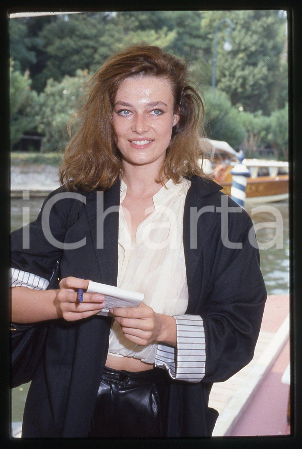 35mm vintage slide* 1985 VENEZIA Mostra del cinema Patricia BARZYK (14)  CONDIZIONI: GOOD Tutti i diritti riservati.E' severamente vietata la riproduzione.  ICharta mette in vendita, sul negozio eBay e in esclusiva sul sito "icharta" il proprio archivio composto da numerose diapositive e negativi fotografici d'epoca, tutti originali e autentici, che attraversano la storia del costume italiano tra gli la fine degli anni Sessanta e Novanta.Si tratta di uno sguardo inedito sull'attualit&agrave;, la politica, la vita quotidiana, il gossip e la cultura, che fotografa il cambiamento della nazione in quest'ultimo scorcio del XX secolo. Un'occasione unica per il mercato del collezionismo, che vede finalmente disponibile un archivio eccezionale per vastit&agrave;, tematiche e condizioni, in un settore (il negativo fotografico e la diapositiva) di assoluta novit&agrave; e dalle interessanti prospettive di investimento.     originale e autentica 1