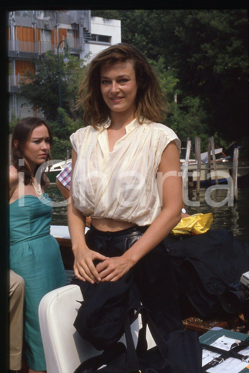 35mm vintage slide* 1985 VENEZIA Mostra del cinema Patricia BARZYK (20)  CONDIZIONI: GOOD Tutti i diritti riservati.E' severamente vietata la riproduzione.  ICharta mette in vendita, sul negozio eBay e in esclusiva sul sito "icharta" il proprio archivio composto da numerose diapositive e negativi fotografici d'epoca, tutti originali e autentici, che attraversano la storia del costume italiano tra gli la fine degli anni Sessanta e Novanta.Si tratta di uno sguardo inedito sull'attualit&agrave;, la politica, la vita quotidiana, il gossip e la cultura, che fotografa il cambiamento della nazione in quest'ultimo scorcio del XX secolo. Un'occasione unica per il mercato del collezionismo, che vede finalmente disponibile un archivio eccezionale per vastit&agrave;, tematiche e condizioni, in un settore (il negativo fotografico e la diapositiva) di assoluta novit&agrave; e dalle interessanti prospettive di investimento.     originale e autentica 1