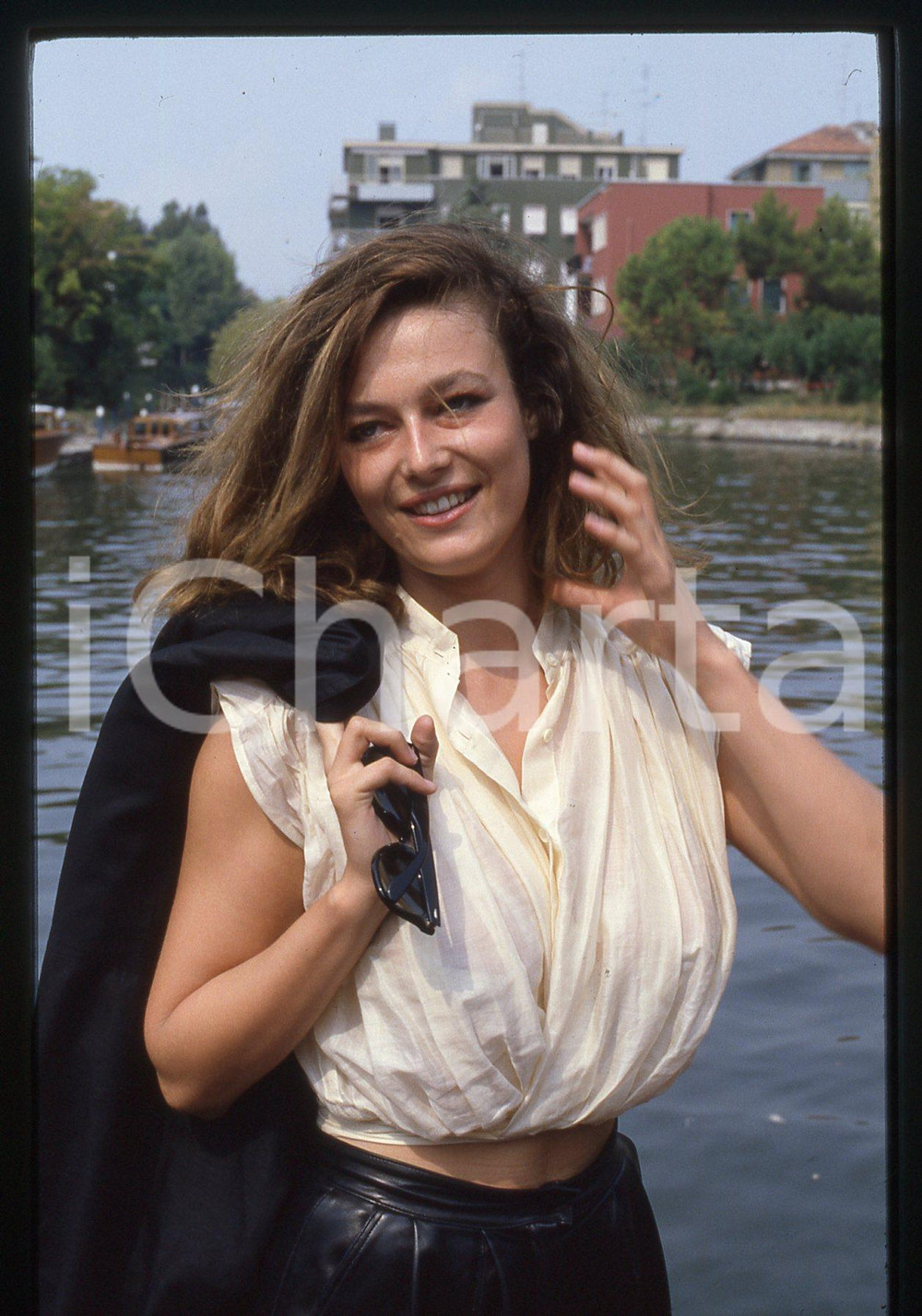 35mm vintage slide* 1985 VENEZIA Mostra del cinema Patricia BARZYK (17)  CONDIZIONI: GOOD Tutti i diritti riservati.E' severamente vietata la riproduzione.  ICharta mette in vendita, sul negozio eBay e in esclusiva sul sito "icharta" il proprio archivio composto da numerose diapositive e negativi fotografici d'epoca, tutti originali e autentici, che attraversano la storia del costume italiano tra gli la fine degli anni Sessanta e Novanta.Si tratta di uno sguardo inedito sull'attualit&agrave;, la politica, la vita quotidiana, il gossip e la cultura, che fotografa il cambiamento della nazione in quest'ultimo scorcio del XX secolo. Un'occasione unica per il mercato del collezionismo, che vede finalmente disponibile un archivio eccezionale per vastit&agrave;, tematiche e condizioni, in un settore (il negativo fotografico e la diapositiva) di assoluta novit&agrave; e dalle interessanti prospettive di investimento.     originale e autentica 1