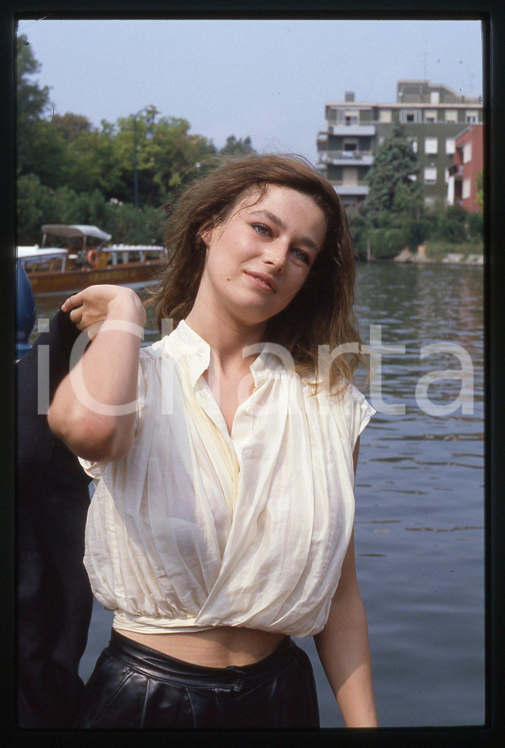 35mm vintage slide* 1985 VENEZIA Mostra del cinema Patricia BARZYK (16)  CONDIZIONI: GOOD Tutti i diritti riservati.E' severamente vietata la riproduzione.  ICharta mette in vendita, sul negozio eBay e in esclusiva sul sito "icharta" il proprio archivio composto da numerose diapositive e negativi fotografici d'epoca, tutti originali e autentici, che attraversano la storia del costume italiano tra gli la fine degli anni Sessanta e Novanta.Si tratta di uno sguardo inedito sull'attualit&agrave;, la politica, la vita quotidiana, il gossip e la cultura, che fotografa il cambiamento della nazione in quest'ultimo scorcio del XX secolo. Un'occasione unica per il mercato del collezionismo, che vede finalmente disponibile un archivio eccezionale per vastit&agrave;, tematiche e condizioni, in un settore (il negativo fotografico e la diapositiva) di assoluta novit&agrave; e dalle interessanti prospettive di investimento.     originale e autentica 1