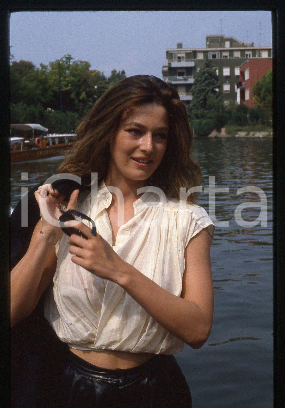 35mm vintage slide* 1985 VENEZIA Mostra del cinema Patricia BARZYK (23)  CONDIZIONI: GOOD Tutti i diritti riservati.E' severamente vietata la riproduzione.  ICharta mette in vendita, sul negozio eBay e in esclusiva sul sito "icharta" il proprio archivio composto da numerose diapositive e negativi fotografici d'epoca, tutti originali e autentici, che attraversano la storia del costume italiano tra gli la fine degli anni Sessanta e Novanta.Si tratta di uno sguardo inedito sull'attualit&agrave;, la politica, la vita quotidiana, il gossip e la cultura, che fotografa il cambiamento della nazione in quest'ultimo scorcio del XX secolo. Un'occasione unica per il mercato del collezionismo, che vede finalmente disponibile un archivio eccezionale per vastit&agrave;, tematiche e condizioni, in un settore (il negativo fotografico e la diapositiva) di assoluta novit&agrave; e dalle interessanti prospettive di investimento.     originale e autentica 1