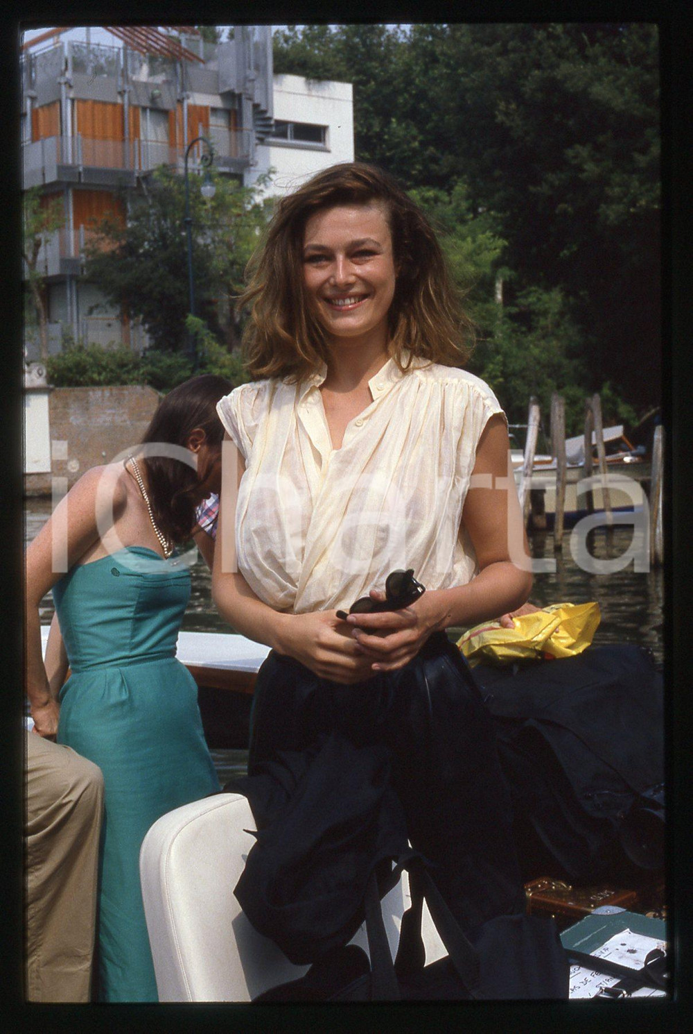 35mm vintage slide* 1985 VENEZIA Mostra del cinema Patricia BARZYK (22)  CONDIZIONI: GOOD Tutti i diritti riservati.E' severamente vietata la riproduzione.  ICharta mette in vendita, sul negozio eBay e in esclusiva sul sito "icharta" il proprio archivio composto da numerose diapositive e negativi fotografici d'epoca, tutti originali e autentici, che attraversano la storia del costume italiano tra gli la fine degli anni Sessanta e Novanta.Si tratta di uno sguardo inedito sull'attualit&agrave;, la politica, la vita quotidiana, il gossip e la cultura, che fotografa il cambiamento della nazione in quest'ultimo scorcio del XX secolo. Un'occasione unica per il mercato del collezionismo, che vede finalmente disponibile un archivio eccezionale per vastit&agrave;, tematiche e condizioni, in un settore (il negativo fotografico e la diapositiva) di assoluta novit&agrave; e dalle interessanti prospettive di investimento.     originale e autentica 1