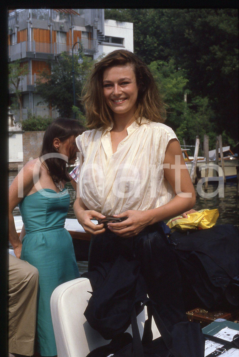 35mm vintage slide* 1985 VENEZIA Mostra del cinema Patricia BARZYK (21)  CONDIZIONI: GOOD Tutti i diritti riservati.E' severamente vietata la riproduzione.  ICharta mette in vendita, sul negozio eBay e in esclusiva sul sito "icharta" il proprio archivio composto da numerose diapositive e negativi fotografici d'epoca, tutti originali e autentici, che attraversano la storia del costume italiano tra gli la fine degli anni Sessanta e Novanta.Si tratta di uno sguardo inedito sull'attualit&agrave;, la politica, la vita quotidiana, il gossip e la cultura, che fotografa il cambiamento della nazione in quest'ultimo scorcio del XX secolo. Un'occasione unica per il mercato del collezionismo, che vede finalmente disponibile un archivio eccezionale per vastit&agrave;, tematiche e condizioni, in un settore (il negativo fotografico e la diapositiva) di assoluta novit&agrave; e dalle interessanti prospettive di investimento.     originale e autentica 1