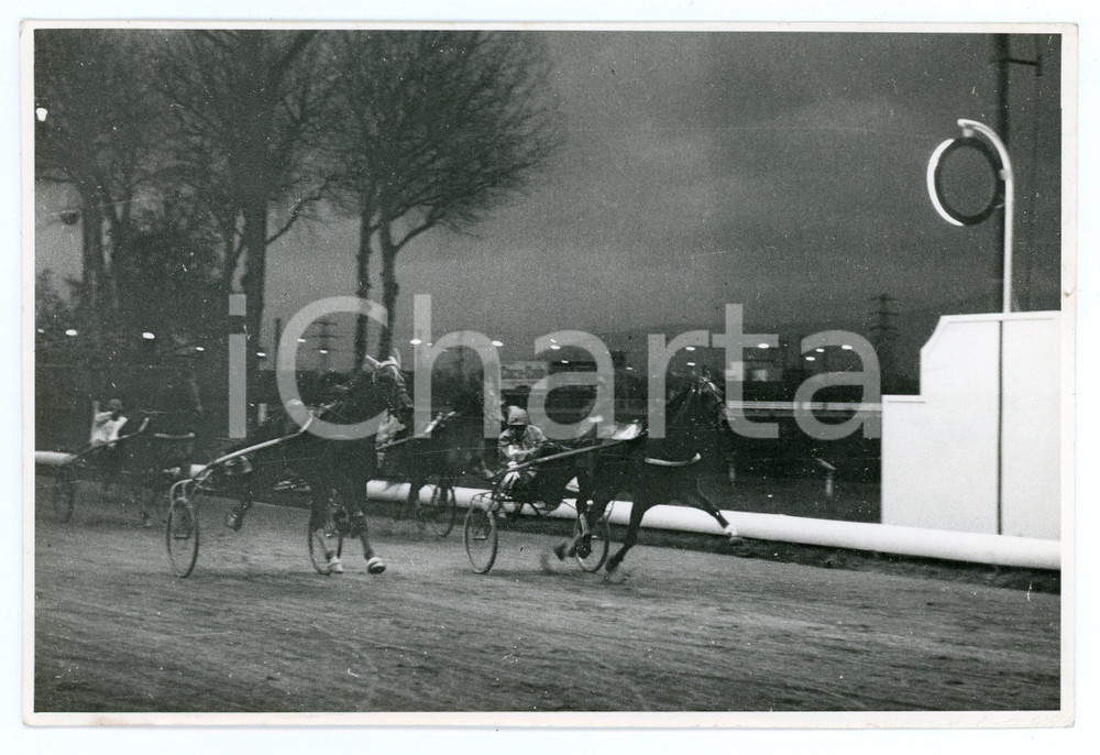 1965 ca FIRENZE Ippodromo del Visarno - Gran premio di Novembre - Foto 17x11 cm Fotografia d'epoca, con didascalia manoscritta al verso. FAIR/discreto Lievi smussature agli angoli Formato: 17x11 cm originale e autentica 1