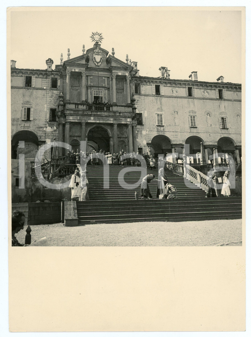 1950 ca SANTUARIO DI OROPA Via Crucis in costume presso la Porta Regia - Foto Fotografia d'epoca.  POOR/danneggiato Lievi smussature agli angoli, lieve piegatura centrale Formato: 17x24 cm originale e autentica 1