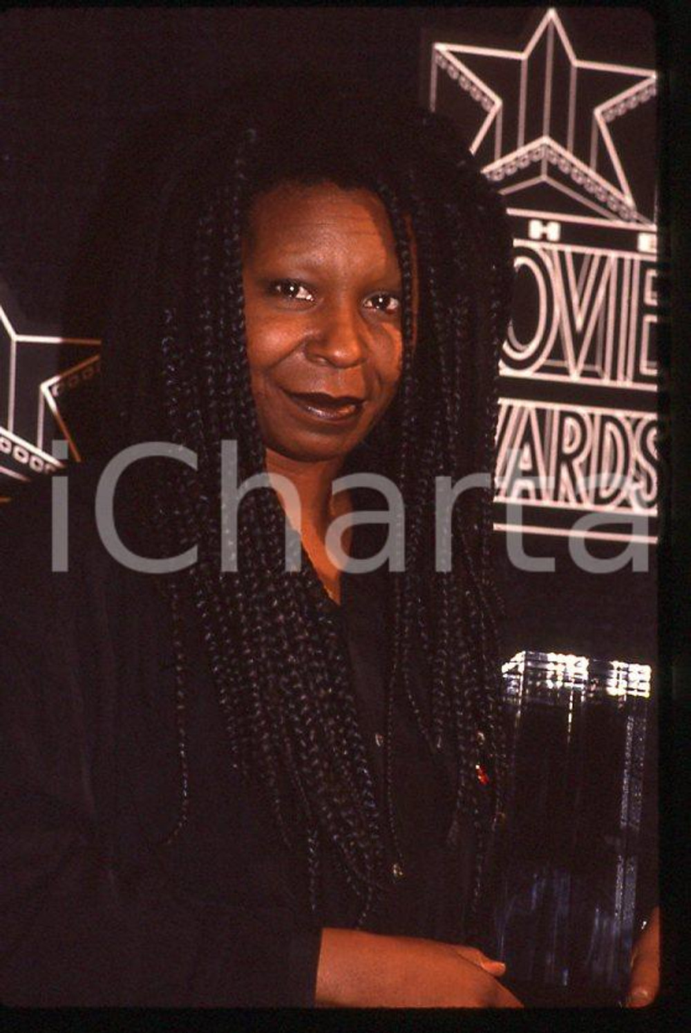 Whoopi GOLDBERG - First Annual Movie Awards 1991 *35mm vintage slide (3) Â Diapositiva originale, in formato 35 mm. Â CONDIZIONI: GOODE' severamente vietata la riproduzione. Tutti i diritti sono riservati.Â ICharta mette in vendita, sul negozio eBay e in esclusiva sul sito "icharta"Â il proprio archivio composto da numerose diapositive e negativi fotografici d'epoca, tutti originali e autentici, che attraversano la storia del costume tra la fine degli anni Sessanta e Novanta.Si tratta di uno sguardo inedito sull'attualitÃ , la politica, la vita quotidiana, il gossip e la cultura, che fotografa il cambiamento della nazione in quest'ultimo scorcio del XX secolo.Â Un'occasione unica per il mercato del collezionismo, che vede finalmente disponibile un archivio eccezionale per vastitÃ , tematiche e condizioni, in un settore (il negativo fotografico e la diapositiva) di assoluta novitÃ  e dalle interessanti prospettive di investimento.    originale e autentica 1