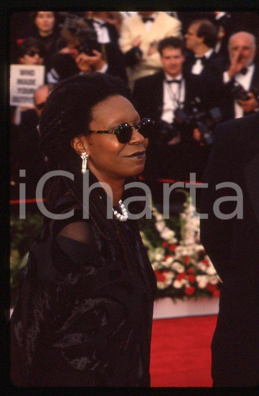 Whoopi GOLDBERG actress - 64th Academy Awards 1992 *35mm vintage slide (1) Â Diapositiva originale, in formato 35 mm. Â CONDIZIONI: GOODE' severamente vietata la riproduzione. Tutti i diritti sono riservati.Â ICharta mette in vendita, sul negozio eBay e in esclusiva sul sito "icharta"Â il proprio archivio composto da numerose diapositive e negativi fotografici d'epoca, tutti originali e autentici, che attraversano la storia del costume tra la fine degli anni Sessanta e Novanta.Si tratta di uno sguardo inedito sull'attualitÃ , la politica, la vita quotidiana, il gossip e la cultura, che fotografa il cambiamento della nazione in quest'ultimo scorcio del XX secolo.Â Un'occasione unica per il mercato del collezionismo, che vede finalmente disponibile un archivio eccezionale per vastitÃ , tematiche e condizioni, in un settore (il negativo fotografico e la diapositiva) di assoluta novitÃ  e dalle interessanti prospettive di investimento.    originale e autentica 1
