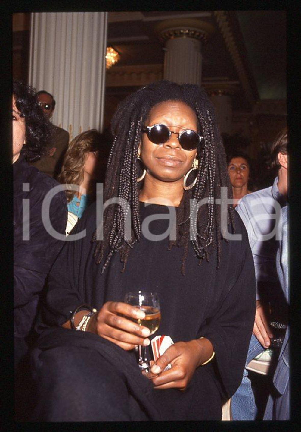 Whoopi GOLDBERG American actress - 1990 ca *35mm vintage slide 4 Â Diapositiva originale, in formato 35 mm. Â CONDIZIONI: GOODE' severamente vietata la riproduzione. Tutti i diritti sono riservati.Â ICharta mette in vendita, sul negozio eBay e in esclusiva sul sito "icharta"Â il proprio archivio composto da numerose diapositive e negativi fotografici d'epoca, tutti originali e autentici, che attraversano la storia del costume tra la fine degli anni Sessanta e Novanta.Si tratta di uno sguardo inedito sull'attualitÃ , la politica, la vita quotidiana, il gossip e la cultura, che fotografa il cambiamento della nazione in quest'ultimo scorcio del XX secolo.Â Un'occasione unica per il mercato del collezionismo, che vede finalmente disponibile un archivio eccezionale per vastitÃ , tematiche e condizioni, in un settore (il negativo fotografico e la diapositiva) di assoluta novitÃ  e dalle interessanti prospettive di investimento.    originale e autentica 1
