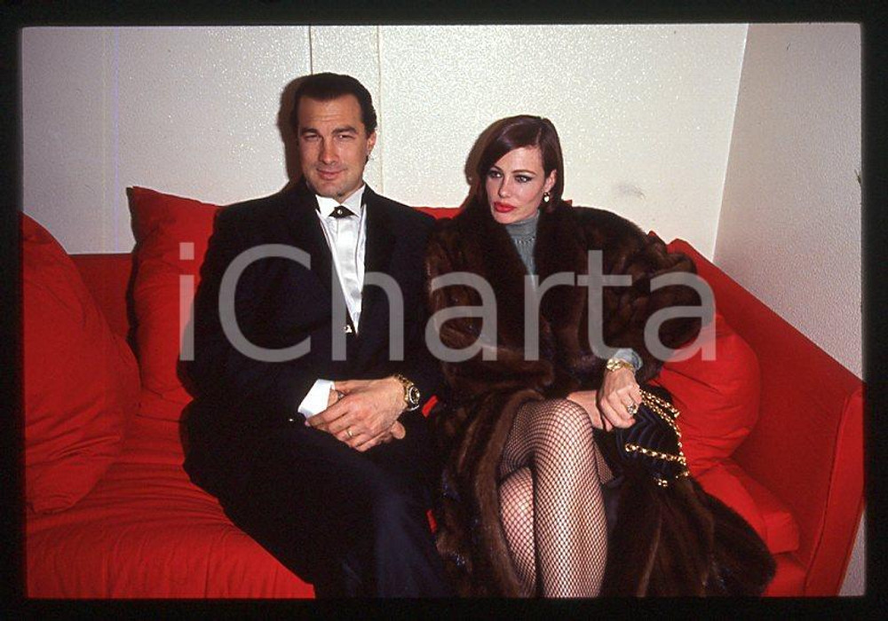 1990 ca ITALIA Steven SEAGAL Kelly LEBROCK * 35mm vintage slide (2) Diapositiva d'epoca, in formato 35 mm. CONDIZIONI: GOODE' severamente vietata la riproduzione. Tutti i diritti sono riservati. ICharta mette in vendita, sul negozio eBay e in esclusiva sul sito "icharta" il proprio archivio composto da numerose diapositive e negativi fotografici d'epoca, tutti originali e autentici, che attraversano la storia del costume italiano tra gli la fine degli anni Sessanta e Novanta.Si tratta di uno sguardo inedito sull'attualit&agrave;, la politica, la vita quotidiana, il gossip e la cultura, che fotografa il cambiamento della nazione in quest'ultimo scorcio del XX secolo. Un'occasione unica per il mercato del collezionismo, che vede finalmente disponibile un archivio eccezionale per vastit&agrave;, tematiche e condizioni, in un settore (il negativo fotografico e la diapositiva) di assoluta novit&agrave; e dalle interessanti prospettive di investimento. GOOD/buono   originale e autentica 1