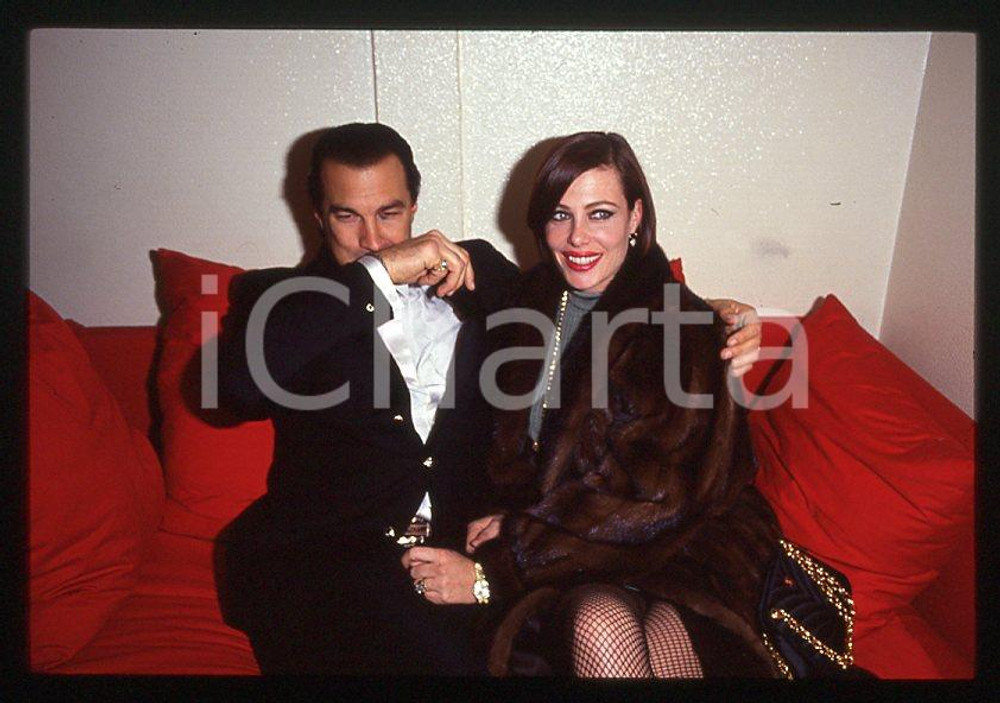1990 ca ITALIA Steven SEAGAL Kelly LEBROCK * 35mm vintage slide (6) Diapositiva d'epoca, in formato 35 mm. CONDIZIONI: GOODE' severamente vietata la riproduzione. Tutti i diritti sono riservati. ICharta mette in vendita, sul negozio eBay e in esclusiva sul sito "icharta" il proprio archivio composto da numerose diapositive e negativi fotografici d'epoca, tutti originali e autentici, che attraversano la storia del costume italiano tra gli la fine degli anni Sessanta e Novanta.Si tratta di uno sguardo inedito sull'attualit&agrave;, la politica, la vita quotidiana, il gossip e la cultura, che fotografa il cambiamento della nazione in quest'ultimo scorcio del XX secolo. Un'occasione unica per il mercato del collezionismo, che vede finalmente disponibile un archivio eccezionale per vastit&agrave;, tematiche e condizioni, in un settore (il negativo fotografico e la diapositiva) di assoluta novit&agrave; e dalle interessanti prospettive di investimento. GOOD/buono   originale e autentica 1