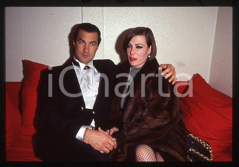 1990 ca ITALIA Steven SEAGAL Kelly LEBROCK * 35mm vintage slide (4) Diapositiva d'epoca, in formato 35 mm. CONDIZIONI: GOODE' severamente vietata la riproduzione. Tutti i diritti sono riservati. ICharta mette in vendita, sul negozio eBay e in esclusiva sul sito "icharta" il proprio archivio composto da numerose diapositive e negativi fotografici d'epoca, tutti originali e autentici, che attraversano la storia del costume italiano tra gli la fine degli anni Sessanta e Novanta.Si tratta di uno sguardo inedito sull'attualit&agrave;, la politica, la vita quotidiana, il gossip e la cultura, che fotografa il cambiamento della nazione in quest'ultimo scorcio del XX secolo. Un'occasione unica per il mercato del collezionismo, che vede finalmente disponibile un archivio eccezionale per vastit&agrave;, tematiche e condizioni, in un settore (il negativo fotografico e la diapositiva) di assoluta novit&agrave; e dalle interessanti prospettive di investimento. GOOD/buono   originale e autentica 1