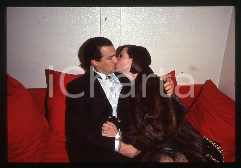 1990 ca ITALIA Steven SEAGAL Kelly LEBROCK * 35mm vintage slide (13) Diapositiva d'epoca, in formato 35 mm. CONDIZIONI: GOODE' severamente vietata la riproduzione. Tutti i diritti sono riservati. ICharta mette in vendita, sul negozio eBay e in esclusiva sul sito "icharta" il proprio archivio composto da numerose diapositive e negativi fotografici d'epoca, tutti originali e autentici, che attraversano la storia del costume italiano tra gli la fine degli anni Sessanta e Novanta.Si tratta di uno sguardo inedito sull'attualit&agrave;, la politica, la vita quotidiana, il gossip e la cultura, che fotografa il cambiamento della nazione in quest'ultimo scorcio del XX secolo. Un'occasione unica per il mercato del collezionismo, che vede finalmente disponibile un archivio eccezionale per vastit&agrave;, tematiche e condizioni, in un settore (il negativo fotografico e la diapositiva) di assoluta novit&agrave; e dalle interessanti prospettive di investimento. GOOD/buono   originale e autentica 1