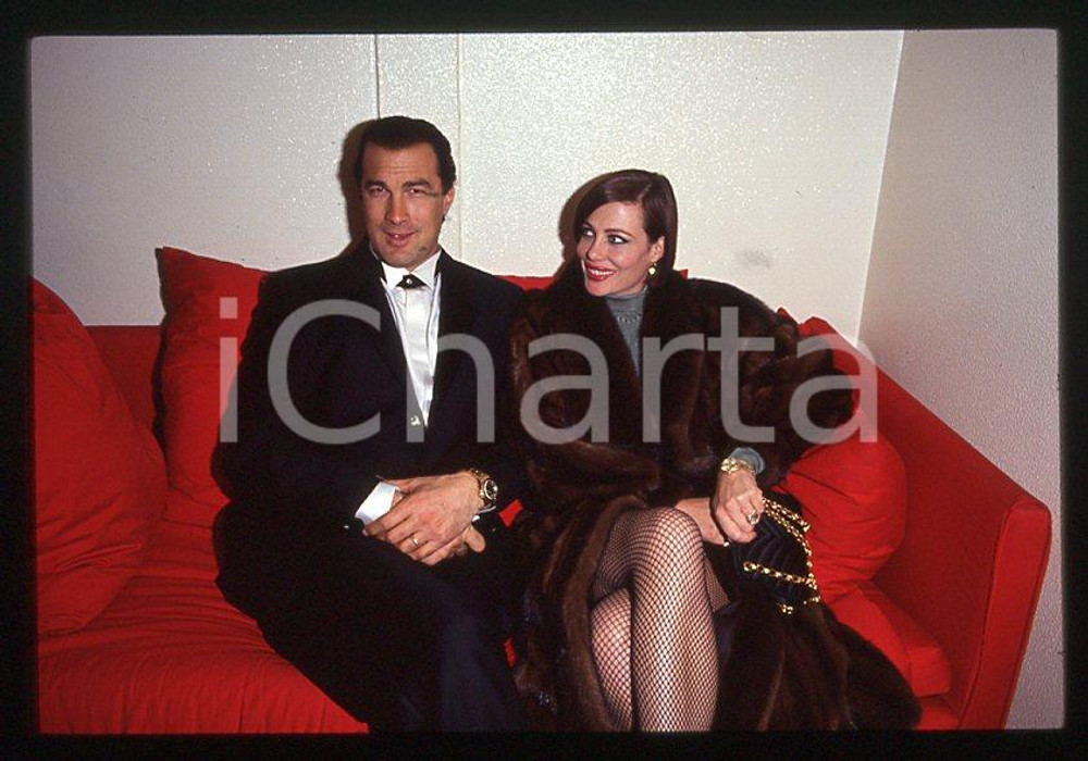 1990 ca ITALIA Steven SEAGAL Kelly LEBROCK * 35mm vintage slide (12) Diapositiva d'epoca, in formato 35 mm. CONDIZIONI: GOODE' severamente vietata la riproduzione. Tutti i diritti sono riservati. ICharta mette in vendita, sul negozio eBay e in esclusiva sul sito "icharta" il proprio archivio composto da numerose diapositive e negativi fotografici d'epoca, tutti originali e autentici, che attraversano la storia del costume italiano tra gli la fine degli anni Sessanta e Novanta.Si tratta di uno sguardo inedito sull'attualit&agrave;, la politica, la vita quotidiana, il gossip e la cultura, che fotografa il cambiamento della nazione in quest'ultimo scorcio del XX secolo. Un'occasione unica per il mercato del collezionismo, che vede finalmente disponibile un archivio eccezionale per vastit&agrave;, tematiche e condizioni, in un settore (il negativo fotografico e la diapositiva) di assoluta novit&agrave; e dalle interessanti prospettive di investimento. GOOD/buono   originale e autentica 1