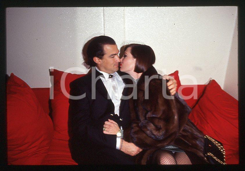 1990 ca ITALIA Steven SEAGAL Kelly LEBROCK * 35mm vintage slide (16) Diapositiva d'epoca, in formato 35 mm. CONDIZIONI: GOODE' severamente vietata la riproduzione. Tutti i diritti sono riservati. ICharta mette in vendita, sul negozio eBay e in esclusiva sul sito "icharta" il proprio archivio composto da numerose diapositive e negativi fotografici d'epoca, tutti originali e autentici, che attraversano la storia del costume italiano tra gli la fine degli anni Sessanta e Novanta.Si tratta di uno sguardo inedito sull'attualit&agrave;, la politica, la vita quotidiana, il gossip e la cultura, che fotografa il cambiamento della nazione in quest'ultimo scorcio del XX secolo. Un'occasione unica per il mercato del collezionismo, che vede finalmente disponibile un archivio eccezionale per vastit&agrave;, tematiche e condizioni, in un settore (il negativo fotografico e la diapositiva) di assoluta novit&agrave; e dalle interessanti prospettive di investimento. GOOD/buono   originale e autentica 1