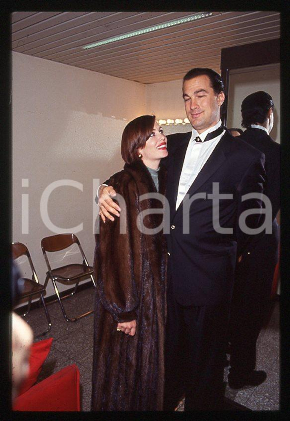 1990 ca ITALIA Steven SEAGAL Kelly LEBROCK * 35mm vintage slide (20) Diapositiva d'epoca, in formato 35 mm. CONDIZIONI: GOODE' severamente vietata la riproduzione. Tutti i diritti sono riservati. ICharta mette in vendita, sul negozio eBay e in esclusiva sul sito "icharta" il proprio archivio composto da numerose diapositive e negativi fotografici d'epoca, tutti originali e autentici, che attraversano la storia del costume italiano tra gli la fine degli anni Sessanta e Novanta.Si tratta di uno sguardo inedito sull'attualit&agrave;, la politica, la vita quotidiana, il gossip e la cultura, che fotografa il cambiamento della nazione in quest'ultimo scorcio del XX secolo. Un'occasione unica per il mercato del collezionismo, che vede finalmente disponibile un archivio eccezionale per vastit&agrave;, tematiche e condizioni, in un settore (il negativo fotografico e la diapositiva) di assoluta novit&agrave; e dalle interessanti prospettive di investimento. GOOD/buono   originale e autentica 1