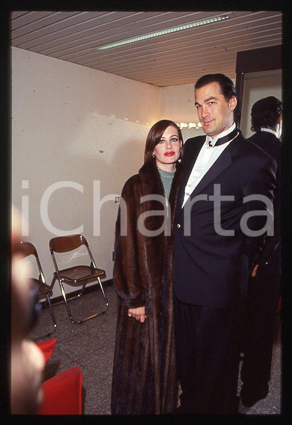 1990 ca ITALIA Steven SEAGAL Kelly LEBROCK * 35mm vintage slide (17) Diapositiva d'epoca, in formato 35 mm. CONDIZIONI: GOODE' severamente vietata la riproduzione. Tutti i diritti sono riservati. ICharta mette in vendita, sul negozio eBay e in esclusiva sul sito "icharta" il proprio archivio composto da numerose diapositive e negativi fotografici d'epoca, tutti originali e autentici, che attraversano la storia del costume italiano tra gli la fine degli anni Sessanta e Novanta.Si tratta di uno sguardo inedito sull'attualit&agrave;, la politica, la vita quotidiana, il gossip e la cultura, che fotografa il cambiamento della nazione in quest'ultimo scorcio del XX secolo. Un'occasione unica per il mercato del collezionismo, che vede finalmente disponibile un archivio eccezionale per vastit&agrave;, tematiche e condizioni, in un settore (il negativo fotografico e la diapositiva) di assoluta novit&agrave; e dalle interessanti prospettive di investimento. GOOD/buono   originale e autentica 1