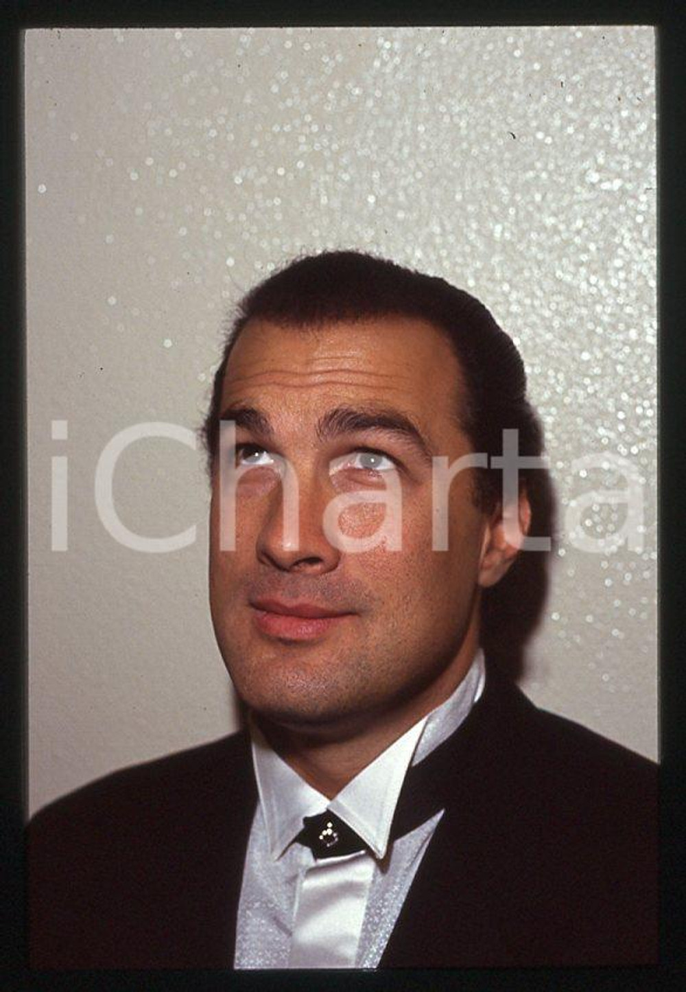 1990 ca ITALIA Steven SEAGAL Ritratto dell'attore * 35mm vintage slide (1) Diapositiva d'epoca, in formato 35 mm. CONDIZIONI: GOODE' severamente vietata la riproduzione. Tutti i diritti sono riservati. ICharta mette in vendita, sul negozio eBay e in esclusiva sul sito "icharta" il proprio archivio composto da numerose diapositive e negativi fotografici d'epoca, tutti originali e autentici, che attraversano la storia del costume italiano tra gli la fine degli anni Sessanta e Novanta.Si tratta di uno sguardo inedito sull'attualit&agrave;, la politica, la vita quotidiana, il gossip e la cultura, che fotografa il cambiamento della nazione in quest'ultimo scorcio del XX secolo. Un'occasione unica per il mercato del collezionismo, che vede finalmente disponibile un archivio eccezionale per vastit&agrave;, tematiche e condizioni, in un settore (il negativo fotografico e la diapositiva) di assoluta novit&agrave; e dalle interessanti prospettive di investimento. GOOD/buono   originale e autentica 1