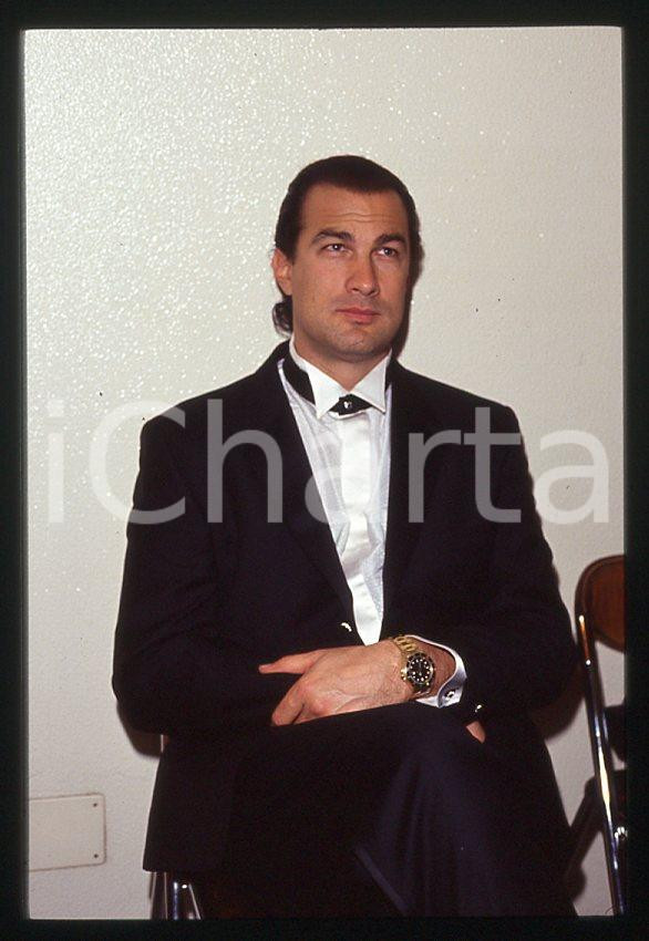 1990 ca ITALIA Steven SEAGAL Ritratto dell'attore * 35mm vintage slide (3) Diapositiva d'epoca, in formato 35 mm. CONDIZIONI: GOODE' severamente vietata la riproduzione. Tutti i diritti sono riservati. ICharta mette in vendita, sul negozio eBay e in esclusiva sul sito "icharta" il proprio archivio composto da numerose diapositive e negativi fotografici d'epoca, tutti originali e autentici, che attraversano la storia del costume italiano tra gli la fine degli anni Sessanta e Novanta.Si tratta di uno sguardo inedito sull'attualit&agrave;, la politica, la vita quotidiana, il gossip e la cultura, che fotografa il cambiamento della nazione in quest'ultimo scorcio del XX secolo. Un'occasione unica per il mercato del collezionismo, che vede finalmente disponibile un archivio eccezionale per vastit&agrave;, tematiche e condizioni, in un settore (il negativo fotografico e la diapositiva) di assoluta novit&agrave; e dalle interessanti prospettive di investimento. GOOD/buono   originale e autentica 1
