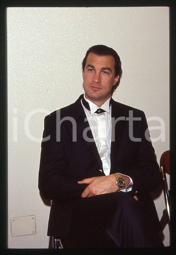 1990 ca ITALIA Steven SEAGAL Ritratto dell'attore * 35mm vintage slide (2) Diapositiva d'epoca, in formato 35 mm. CONDIZIONI: GOODE' severamente vietata la riproduzione. Tutti i diritti sono riservati. ICharta mette in vendita, sul negozio eBay e in esclusiva sul sito "icharta" il proprio archivio composto da numerose diapositive e negativi fotografici d'epoca, tutti originali e autentici, che attraversano la storia del costume italiano tra gli la fine degli anni Sessanta e Novanta.Si tratta di uno sguardo inedito sull'attualit&agrave;, la politica, la vita quotidiana, il gossip e la cultura, che fotografa il cambiamento della nazione in quest'ultimo scorcio del XX secolo. Un'occasione unica per il mercato del collezionismo, che vede finalmente disponibile un archivio eccezionale per vastit&agrave;, tematiche e condizioni, in un settore (il negativo fotografico e la diapositiva) di assoluta novit&agrave; e dalle interessanti prospettive di investimento. GOOD/buono   originale e autentica 1