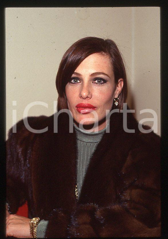 1990 ca ITALIA Kelly LEBROCK Ritratto dell'attrice * 35mm vintage slide (2) Diapositiva d'epoca, in formato 35 mm. CONDIZIONI: GOODE' severamente vietata la riproduzione. Tutti i diritti sono riservati. ICharta mette in vendita, sul negozio eBay e in esclusiva sul sito "icharta" il proprio archivio composto da numerose diapositive e negativi fotografici d'epoca, tutti originali e autentici, che attraversano la storia del costume italiano tra gli la fine degli anni Sessanta e Novanta.Si tratta di uno sguardo inedito sull'attualit&agrave;, la politica, la vita quotidiana, il gossip e la cultura, che fotografa il cambiamento della nazione in quest'ultimo scorcio del XX secolo. Un'occasione unica per il mercato del collezionismo, che vede finalmente disponibile un archivio eccezionale per vastit&agrave;, tematiche e condizioni, in un settore (il negativo fotografico e la diapositiva) di assoluta novit&agrave; e dalle interessanti prospettive di investimento. GOOD/buono   originale e autentica 1