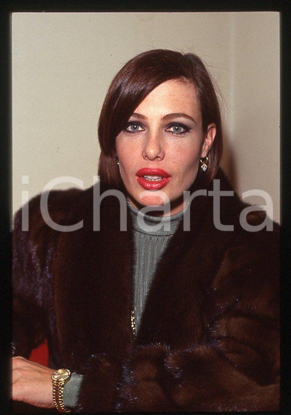 1990 ca ITALIA Kelly LEBROCK Ritratto dell'attrice * 35mm vintage slide (6) Diapositiva d'epoca, in formato 35 mm. CONDIZIONI: GOODE' severamente vietata la riproduzione. Tutti i diritti sono riservati. ICharta mette in vendita, sul negozio eBay e in esclusiva sul sito "icharta" il proprio archivio composto da numerose diapositive e negativi fotografici d'epoca, tutti originali e autentici, che attraversano la storia del costume italiano tra gli la fine degli anni Sessanta e Novanta.Si tratta di uno sguardo inedito sull'attualit&agrave;, la politica, la vita quotidiana, il gossip e la cultura, che fotografa il cambiamento della nazione in quest'ultimo scorcio del XX secolo. Un'occasione unica per il mercato del collezionismo, che vede finalmente disponibile un archivio eccezionale per vastit&agrave;, tematiche e condizioni, in un settore (il negativo fotografico e la diapositiva) di assoluta novit&agrave; e dalle interessanti prospettive di investimento. GOOD/buono   originale e autentica 1
