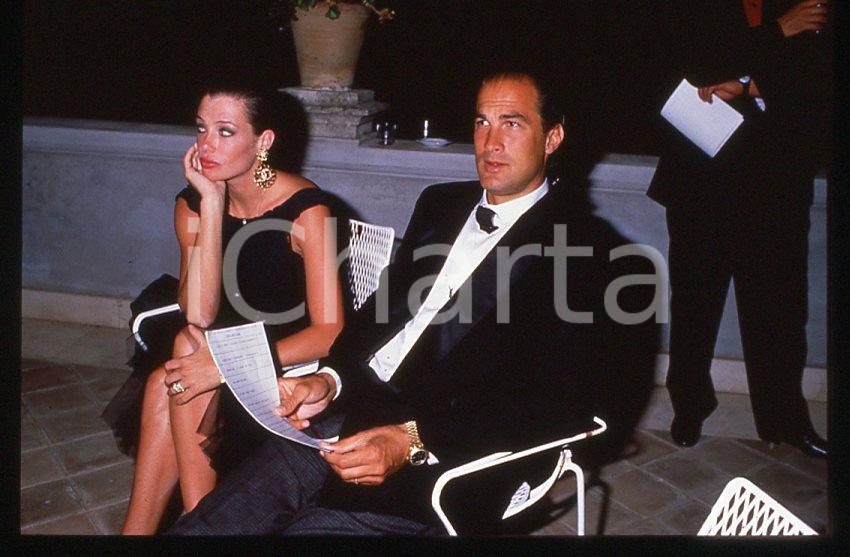 1990 ca ITALIA Steven SEAGAL Kelly LEBROCK * 35mm vintage slide (23) Diapositiva d'epoca, in formato 35 mm. CONDIZIONI: GOODE' severamente vietata la riproduzione. Tutti i diritti sono riservati. ICharta mette in vendita, sul negozio eBay e in esclusiva sul sito "icharta" il proprio archivio composto da numerose diapositive e negativi fotografici d'epoca, tutti originali e autentici, che attraversano la storia del costume italiano tra gli la fine degli anni Sessanta e Novanta.Si tratta di uno sguardo inedito sull'attualit&agrave;, la politica, la vita quotidiana, il gossip e la cultura, che fotografa il cambiamento della nazione in quest'ultimo scorcio del XX secolo. Un'occasione unica per il mercato del collezionismo, che vede finalmente disponibile un archivio eccezionale per vastit&agrave;, tematiche e condizioni, in un settore (il negativo fotografico e la diapositiva) di assoluta novit&agrave; e dalle interessanti prospettive di investimento. GOOD/buono   originale e autentica 1