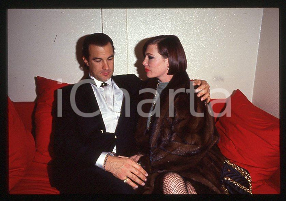 1990 ca ITALIA Steven SEAGAL Kelly LEBROCK * 35mm vintage slide (21) Diapositiva d'epoca, in formato 35 mm. CONDIZIONI: GOODE' severamente vietata la riproduzione. Tutti i diritti sono riservati. ICharta mette in vendita, sul negozio eBay e in esclusiva sul sito "icharta" il proprio archivio composto da numerose diapositive e negativi fotografici d'epoca, tutti originali e autentici, che attraversano la storia del costume italiano tra gli la fine degli anni Sessanta e Novanta.Si tratta di uno sguardo inedito sull'attualit&agrave;, la politica, la vita quotidiana, il gossip e la cultura, che fotografa il cambiamento della nazione in quest'ultimo scorcio del XX secolo. Un'occasione unica per il mercato del collezionismo, che vede finalmente disponibile un archivio eccezionale per vastit&agrave;, tematiche e condizioni, in un settore (il negativo fotografico e la diapositiva) di assoluta novit&agrave; e dalle interessanti prospettive di investimento. GOOD/buono   originale e autentica 1