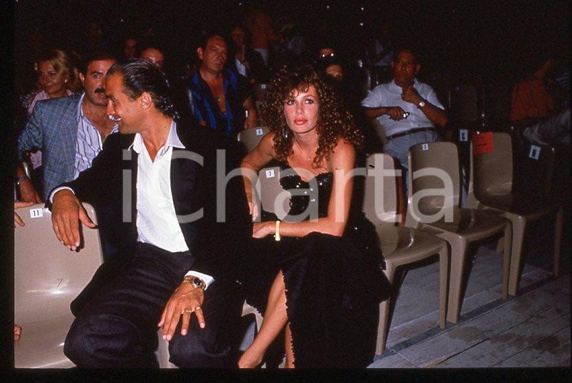 1985 ca ITALIA Steven SEAGAL Kelly LEBROCK * 35mm vintage slide (24) Diapositiva d'epoca, in formato 35 mm. CONDIZIONI: GOODE' severamente vietata la riproduzione. Tutti i diritti sono riservati. ICharta mette in vendita, sul negozio eBay e in esclusiva sul sito "icharta" il proprio archivio composto da numerose diapositive e negativi fotografici d'epoca, tutti originali e autentici, che attraversano la storia del costume italiano tra gli la fine degli anni Sessanta e Novanta.Si tratta di uno sguardo inedito sull'attualit&agrave;, la politica, la vita quotidiana, il gossip e la cultura, che fotografa il cambiamento della nazione in quest'ultimo scorcio del XX secolo. Un'occasione unica per il mercato del collezionismo, che vede finalmente disponibile un archivio eccezionale per vastit&agrave;, tematiche e condizioni, in un settore (il negativo fotografico e la diapositiva) di assoluta novit&agrave; e dalle interessanti prospettive di investimento. GOOD/buono   originale e autentica 1