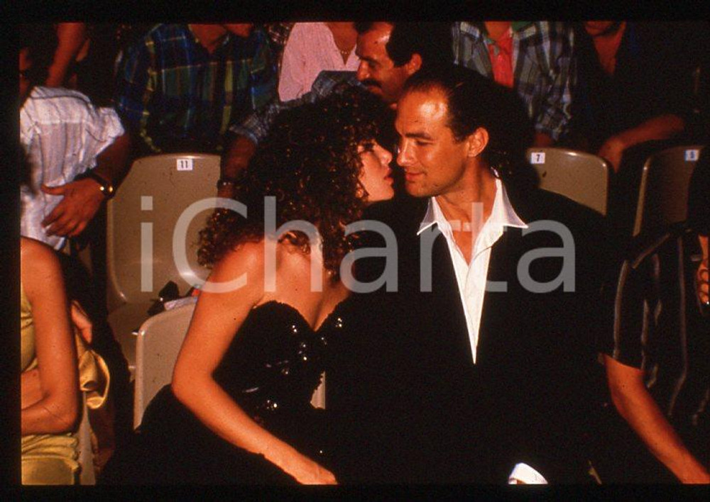 1985 ca ITALIA Steven SEAGAL Kelly LEBROCK * 35mm vintage slide (28) Diapositiva d'epoca, in formato 35 mm. CONDIZIONI: GOODE' severamente vietata la riproduzione. Tutti i diritti sono riservati. ICharta mette in vendita, sul negozio eBay e in esclusiva sul sito "icharta" il proprio archivio composto da numerose diapositive e negativi fotografici d'epoca, tutti originali e autentici, che attraversano la storia del costume italiano tra gli la fine degli anni Sessanta e Novanta.Si tratta di uno sguardo inedito sull'attualit&agrave;, la politica, la vita quotidiana, il gossip e la cultura, che fotografa il cambiamento della nazione in quest'ultimo scorcio del XX secolo. Un'occasione unica per il mercato del collezionismo, che vede finalmente disponibile un archivio eccezionale per vastit&agrave;, tematiche e condizioni, in un settore (il negativo fotografico e la diapositiva) di assoluta novit&agrave; e dalle interessanti prospettive di investimento. GOOD/buono   originale e autentica 1