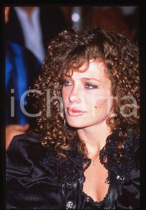 1985 ca ITALIA Kelly LEBROCK Ritratto dell'attrice * 35mm vintage slide (9) Diapositiva d'epoca, in formato 35 mm. CONDIZIONI: GOODE' severamente vietata la riproduzione. Tutti i diritti sono riservati. ICharta mette in vendita, sul negozio eBay e in esclusiva sul sito "icharta" il proprio archivio composto da numerose diapositive e negativi fotografici d'epoca, tutti originali e autentici, che attraversano la storia del costume italiano tra gli la fine degli anni Sessanta e Novanta.Si tratta di uno sguardo inedito sull'attualit&agrave;, la politica, la vita quotidiana, il gossip e la cultura, che fotografa il cambiamento della nazione in quest'ultimo scorcio del XX secolo. Un'occasione unica per il mercato del collezionismo, che vede finalmente disponibile un archivio eccezionale per vastit&agrave;, tematiche e condizioni, in un settore (il negativo fotografico e la diapositiva) di assoluta novit&agrave; e dalle interessanti prospettive di investimento. GOOD/buono   originale e autentica 1