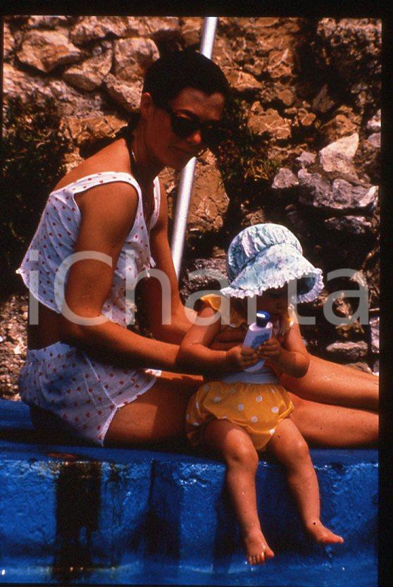 1990 ca ITALIA Kelly LEBROCK con figlia Annaliza SEAGAL * 35mm vintage slide (4) Diapositiva d'epoca, in formato 35 mm. CONDIZIONI: GOODE' severamente vietata la riproduzione. Tutti i diritti sono riservati. ICharta mette in vendita, sul negozio eBay e in esclusiva sul sito "icharta" il proprio archivio composto da numerose diapositive e negativi fotografici d'epoca, tutti originali e autentici, che attraversano la storia del costume italiano tra gli la fine degli anni Sessanta e Novanta.Si tratta di uno sguardo inedito sull'attualit&agrave;, la politica, la vita quotidiana, il gossip e la cultura, che fotografa il cambiamento della nazione in quest'ultimo scorcio del XX secolo. Un'occasione unica per il mercato del collezionismo, che vede finalmente disponibile un archivio eccezionale per vastit&agrave;, tematiche e condizioni, in un settore (il negativo fotografico e la diapositiva) di assoluta novit&agrave; e dalle interessanti prospettive di investimento. GOOD/buono   originale e autentica 1