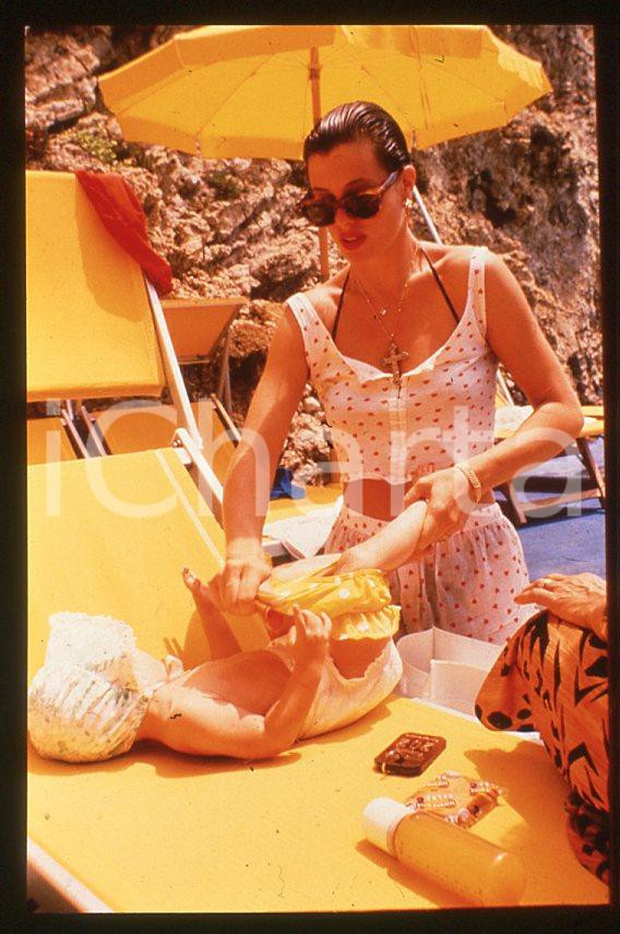 1990 ca ITALIA Kelly LEBROCK con figlia Annaliza SEAGAL * 35mm vintage slide (3) Diapositiva d'epoca, in formato 35 mm. CONDIZIONI: GOODE' severamente vietata la riproduzione. Tutti i diritti sono riservati. ICharta mette in vendita, sul negozio eBay e in esclusiva sul sito "icharta" il proprio archivio composto da numerose diapositive e negativi fotografici d'epoca, tutti originali e autentici, che attraversano la storia del costume italiano tra gli la fine degli anni Sessanta e Novanta.Si tratta di uno sguardo inedito sull'attualit&agrave;, la politica, la vita quotidiana, il gossip e la cultura, che fotografa il cambiamento della nazione in quest'ultimo scorcio del XX secolo. Un'occasione unica per il mercato del collezionismo, che vede finalmente disponibile un archivio eccezionale per vastit&agrave;, tematiche e condizioni, in un settore (il negativo fotografico e la diapositiva) di assoluta novit&agrave; e dalle interessanti prospettive di investimento. GOOD/buono   originale e autentica 1