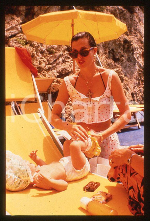 1990 ca ITALIA Kelly LEBROCK con figlia Annaliza SEAGAL * 35mm vintage slide (2) Diapositiva d'epoca, in formato 35 mm. CONDIZIONI: GOODE' severamente vietata la riproduzione. Tutti i diritti sono riservati. ICharta mette in vendita, sul negozio eBay e in esclusiva sul sito "icharta" il proprio archivio composto da numerose diapositive e negativi fotografici d'epoca, tutti originali e autentici, che attraversano la storia del costume italiano tra gli la fine degli anni Sessanta e Novanta.Si tratta di uno sguardo inedito sull'attualit&agrave;, la politica, la vita quotidiana, il gossip e la cultura, che fotografa il cambiamento della nazione in quest'ultimo scorcio del XX secolo. Un'occasione unica per il mercato del collezionismo, che vede finalmente disponibile un archivio eccezionale per vastit&agrave;, tematiche e condizioni, in un settore (il negativo fotografico e la diapositiva) di assoluta novit&agrave; e dalle interessanti prospettive di investimento. GOOD/buono   originale e autentica 1