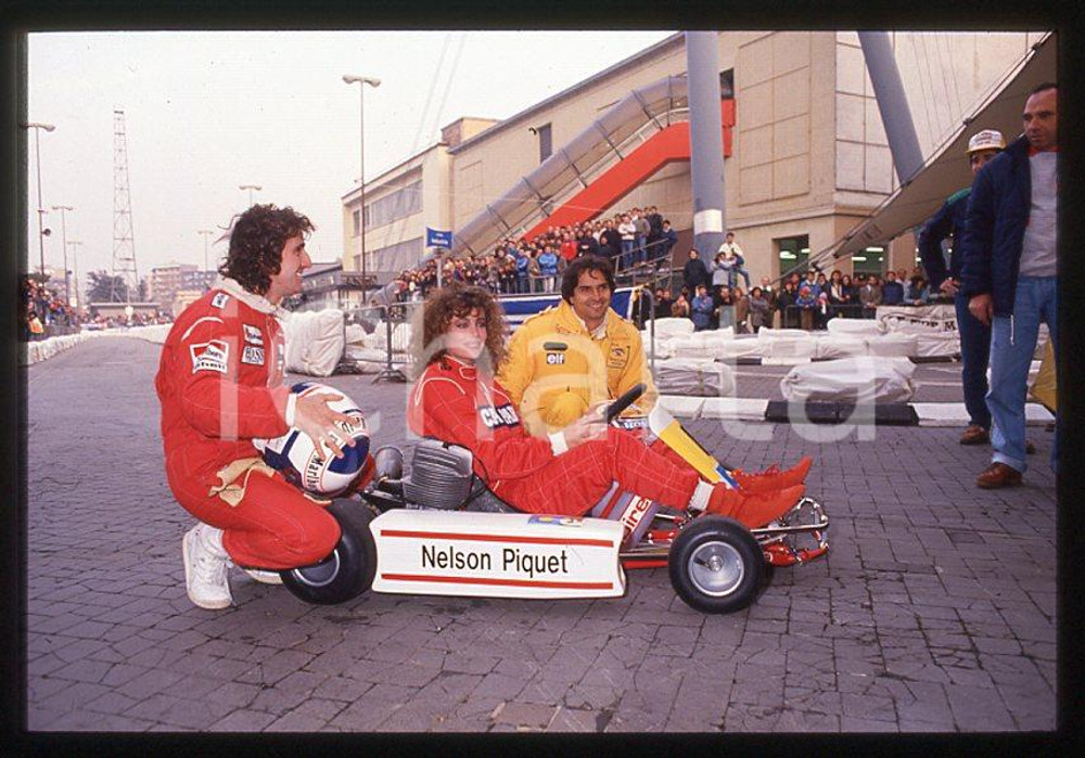 1988 F1 - AIRC Alain PROST Nelson PIQUET Kelly LEBROCK * 35mm vintage slide (1)   Diapositiva d'epoca, in formato 35 mm.Diapositiva scattata durante una gara di beneficenza a favore dell'AIRC.  CONDIZIONI: GOODE' severamente vietata la riproduzione. Tutti i diritti sono riservati. ICharta mette in vendita, sul negozio eBay e in esclusiva sul sito "icharta" il proprio archivio composto da numerose diapositive e negativi fotografici d'epoca, tutti originali e autentici, che attraversano la storia del costume italiano tra gli la fine degli anni Sessanta e Novanta.Si tratta di uno sguardo inedito sull'attualità, la politica, la vita quotidiana, il gossip e la cultura, che fotografa il cambiamento della nazione in quest'ultimo scorcio del XX secolo. Un'occasione unica per il mercato del collezionismo, che vede finalmente disponibile un archivio eccezionale per vastità, tematiche e condizioni, in un settore (il negativo fotografico e la diapositiva) di assoluta novità e dalle interessanti prospettive di investimento. GOOD/buono   originale e autentica 1