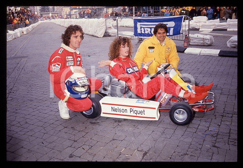 1988 F1 - AIRC Alain PROST Nelson PIQUET Kelly LEBROCK * 35mm vintage slide (7)   Diapositiva d'epoca, in formato 35 mm.Diapositiva scattata durante una gara di beneficenza a favore dell'AIRC.  CONDIZIONI: GOODE' severamente vietata la riproduzione. Tutti i diritti sono riservati. ICharta mette in vendita, sul negozio eBay e in esclusiva sul sito "icharta" il proprio archivio composto da numerose diapositive e negativi fotografici d'epoca, tutti originali e autentici, che attraversano la storia del costume italiano tra gli la fine degli anni Sessanta e Novanta.Si tratta di uno sguardo inedito sull'attualità, la politica, la vita quotidiana, il gossip e la cultura, che fotografa il cambiamento della nazione in quest'ultimo scorcio del XX secolo. Un'occasione unica per il mercato del collezionismo, che vede finalmente disponibile un archivio eccezionale per vastità, tematiche e condizioni, in un settore (il negativo fotografico e la diapositiva) di assoluta novità e dalle interessanti prospettive di investimento. GOOD/buono   originale e autentica 1