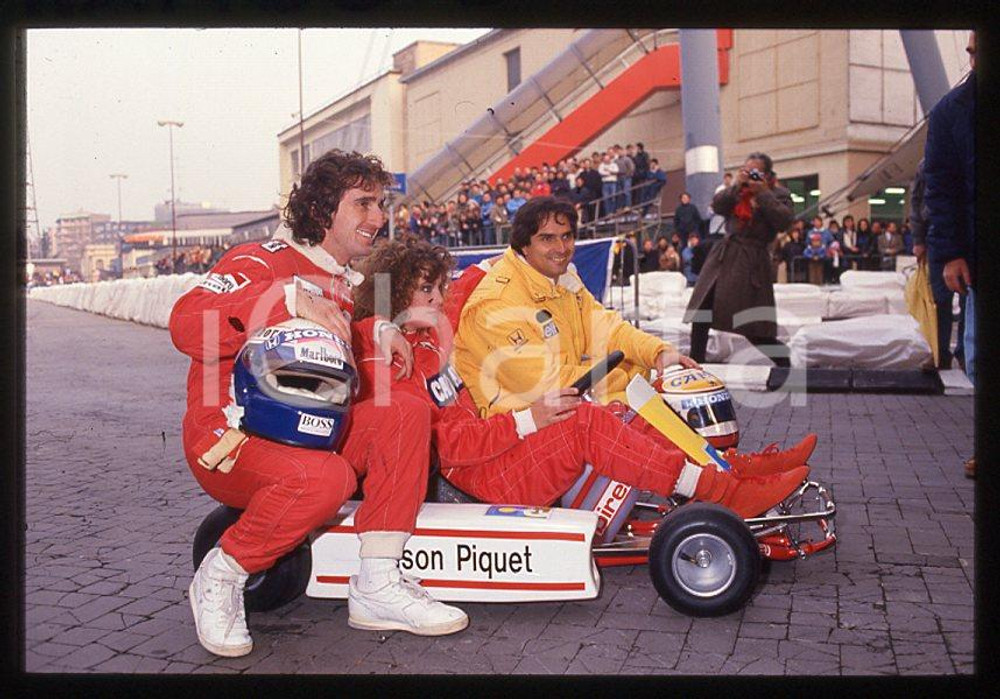 1988 F1 - AIRC Alain PROST Nelson PIQUET Kelly LEBROCK * 35mm vintage slide (5)   Diapositiva d'epoca, in formato 35 mm.Diapositiva scattata durante una gara di beneficenza a favore dell'AIRC.  CONDIZIONI: GOODE' severamente vietata la riproduzione. Tutti i diritti sono riservati. ICharta mette in vendita, sul negozio eBay e in esclusiva sul sito "icharta" il proprio archivio composto da numerose diapositive e negativi fotografici d'epoca, tutti originali e autentici, che attraversano la storia del costume italiano tra gli la fine degli anni Sessanta e Novanta.Si tratta di uno sguardo inedito sull'attualità, la politica, la vita quotidiana, il gossip e la cultura, che fotografa il cambiamento della nazione in quest'ultimo scorcio del XX secolo. Un'occasione unica per il mercato del collezionismo, che vede finalmente disponibile un archivio eccezionale per vastità, tematiche e condizioni, in un settore (il negativo fotografico e la diapositiva) di assoluta novità e dalle interessanti prospettive di investimento. GOOD/buono   originale e autentica 1